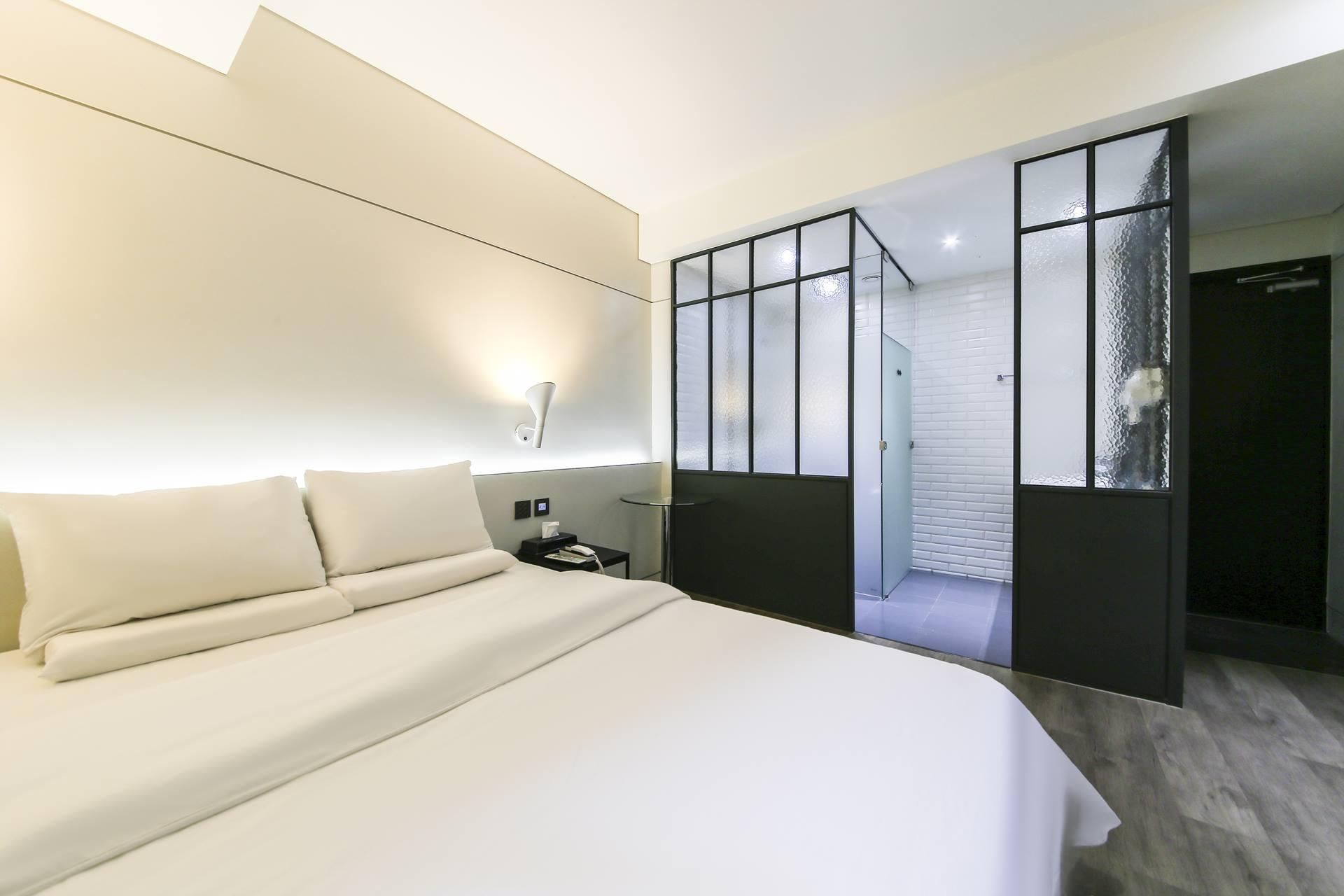 Stay Hotel Delux with Valet Service, Wake-up Call, Free Use of Netflix 2