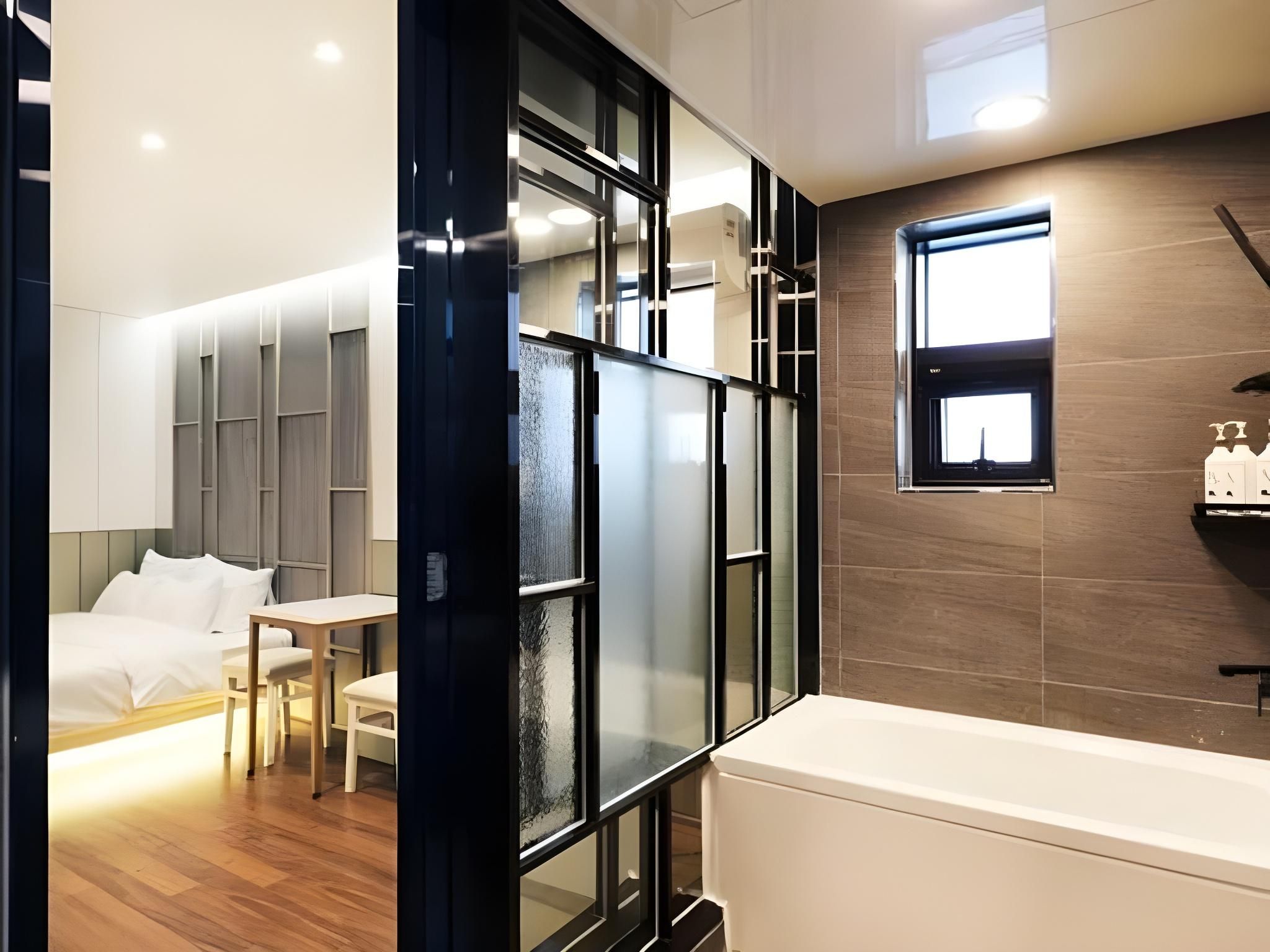 Juan Page 46 VIP 2PC Styler - Check-In Sun-Fri 3PM, Sat 6PM 3