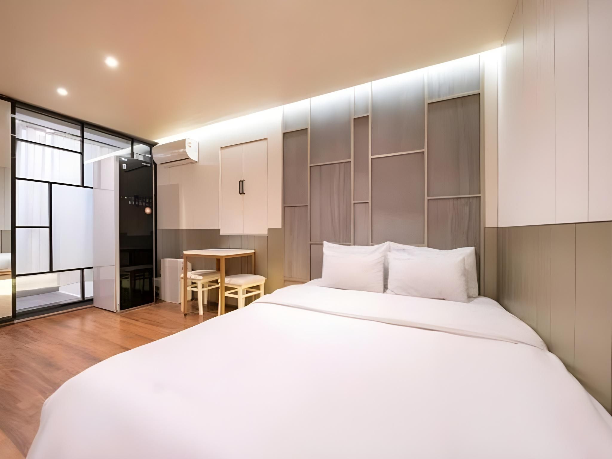 Juan Page 46 VIP 2PC Styler - Check-In Sun-Fri 3PM, Sat 6PM 2