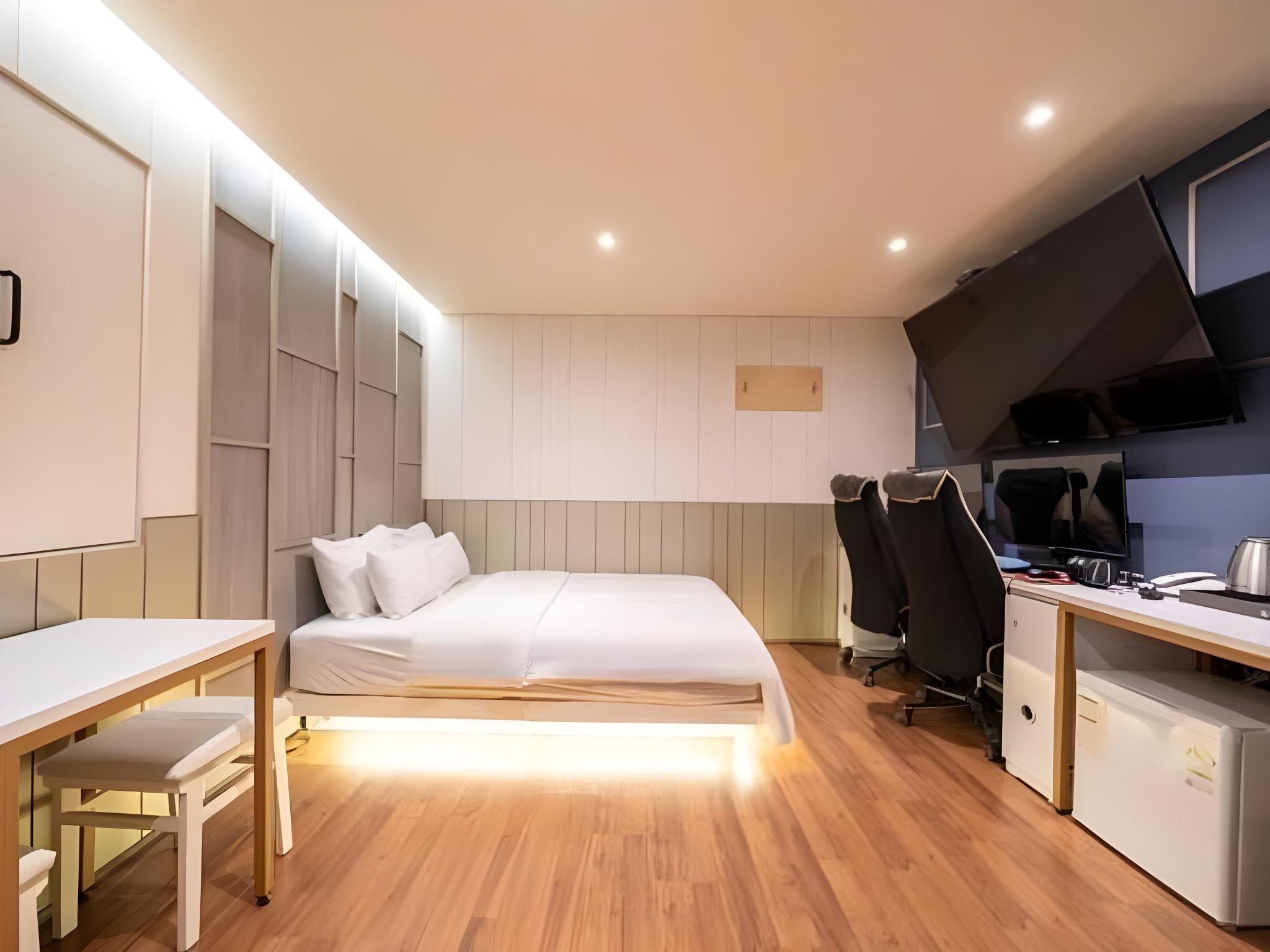 Juan Page 46 VIP 2PC Styler - Check-In Sun-Fri 3PM, Sat 6PM