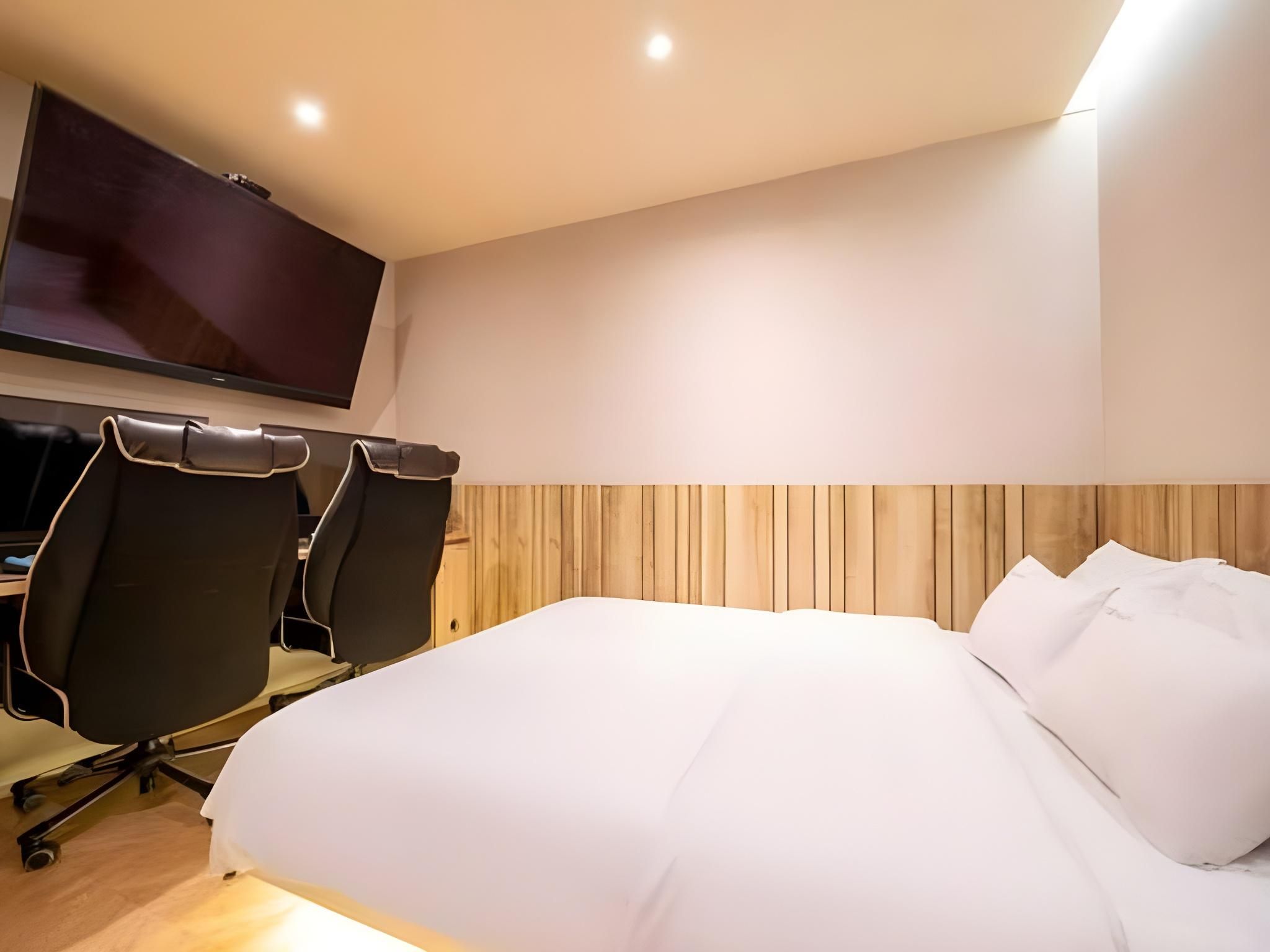 Juan Page 46 Deluxe 2PC - Check-In Sun-Fri 3PM, Sat 6PM