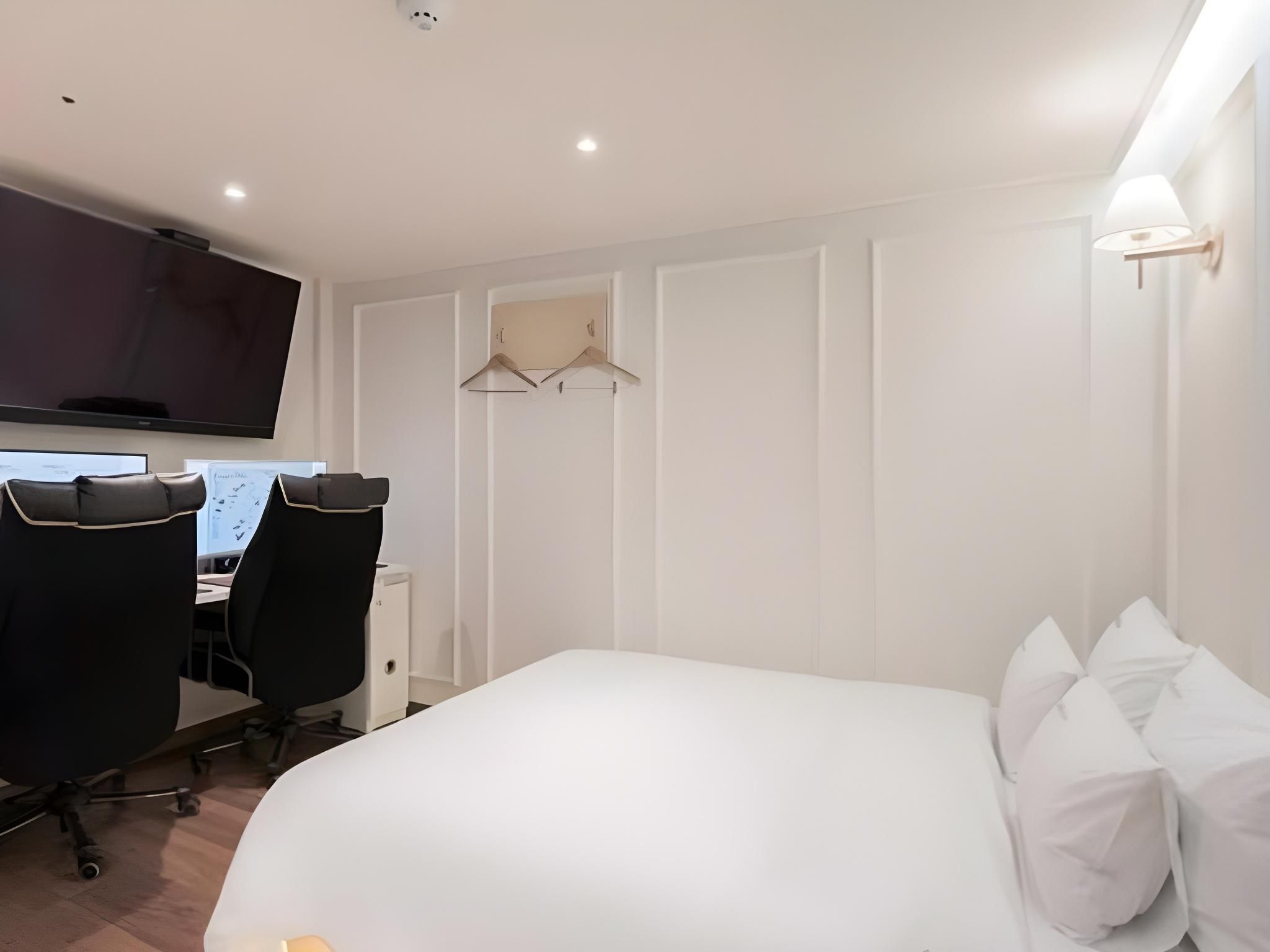 Only Walk Deluxe 2PC - Check-In Sun-Fri 3PM, Sat 6PM, No Parking Included