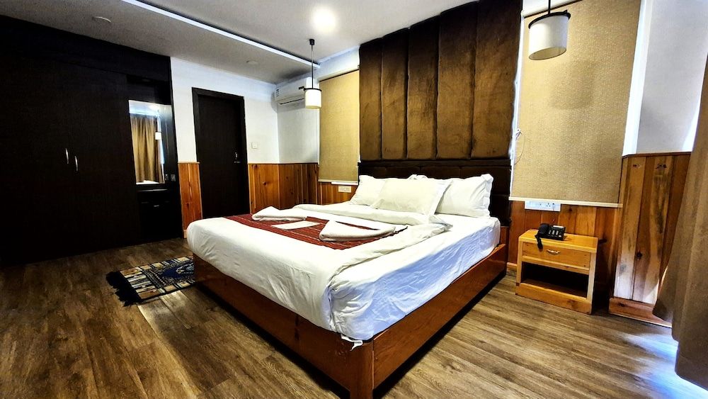 Hotel Ugyen Superior Room, Balcony, City View 3