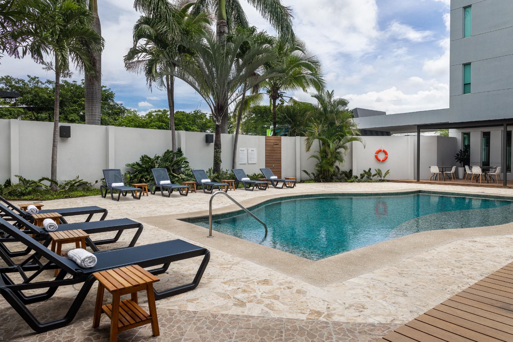 swimming pool [outdoor]