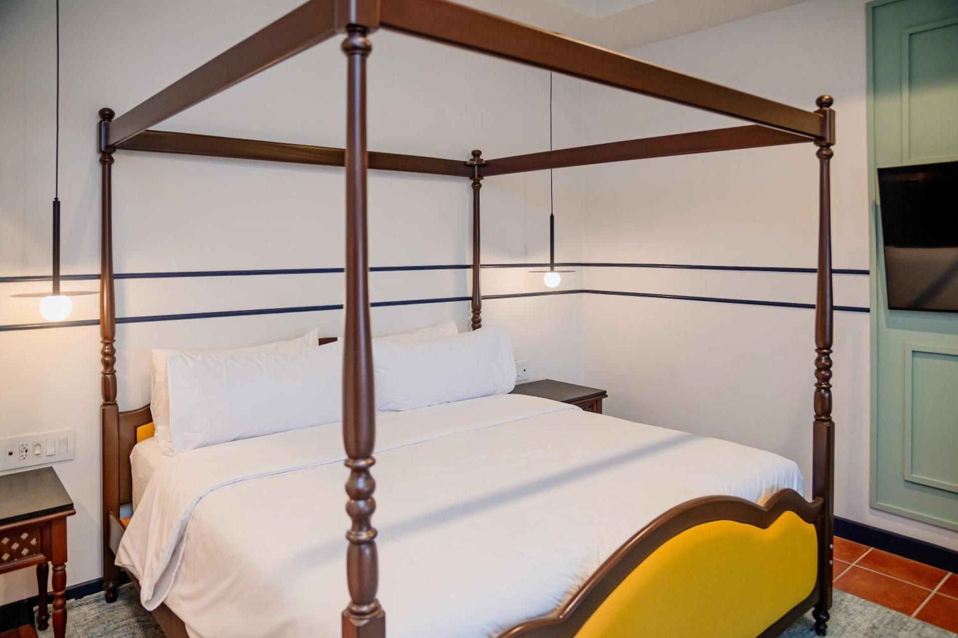 1 King Standard Furnished Balcony