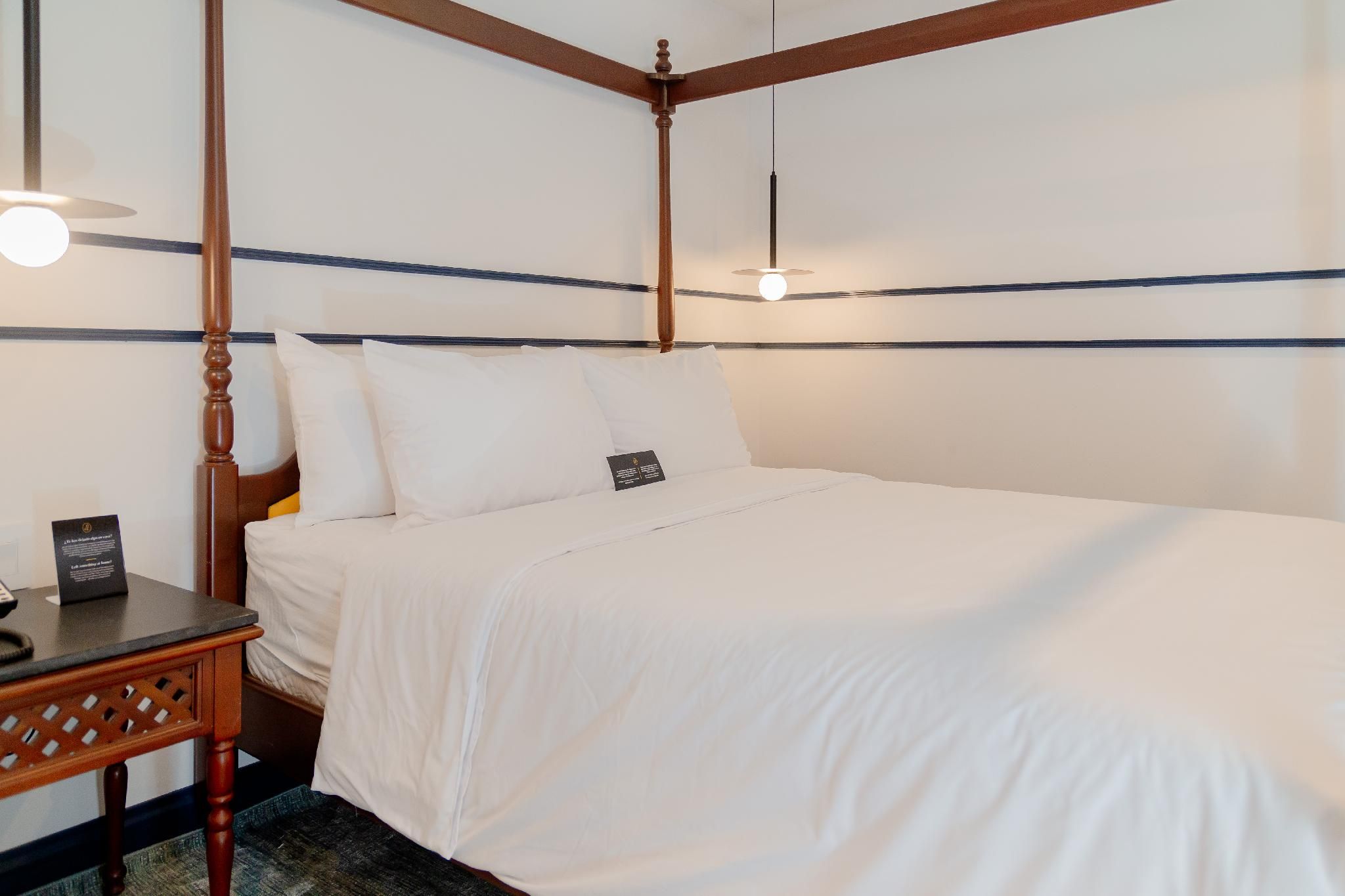 1 Queen Bed Suite