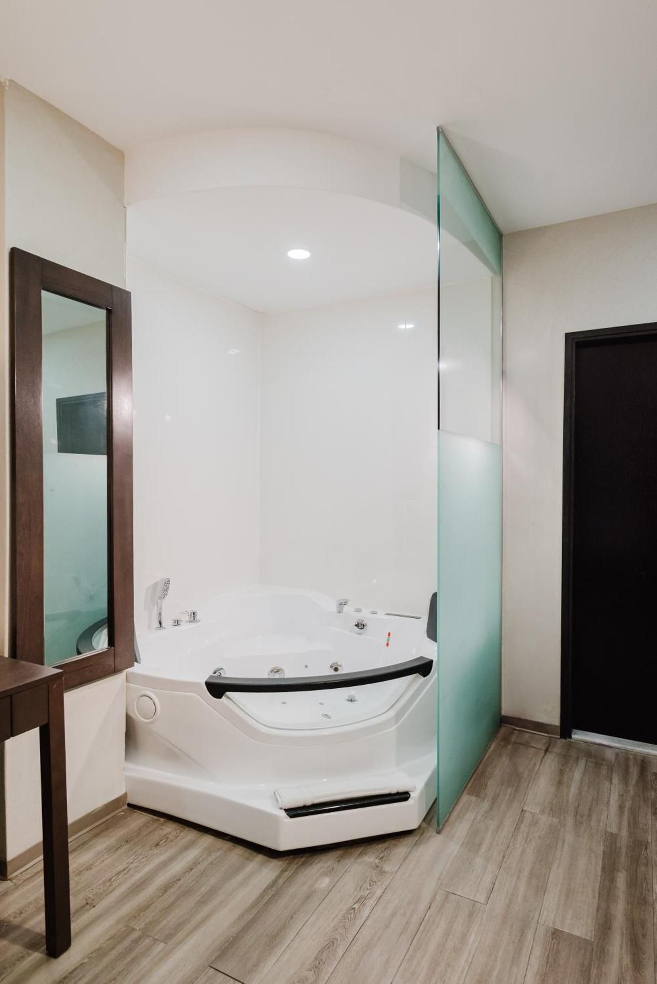 Comfort Inn & Suites Tobago King Suite - Non-Smoking 3