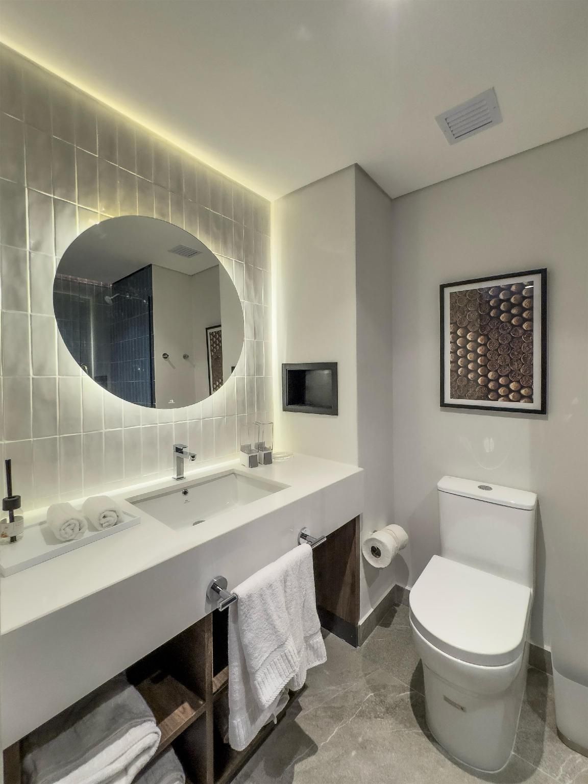 Hampton by Hilton Santiago de los Caballeros KING ROOM W/ MINI FRIDGE