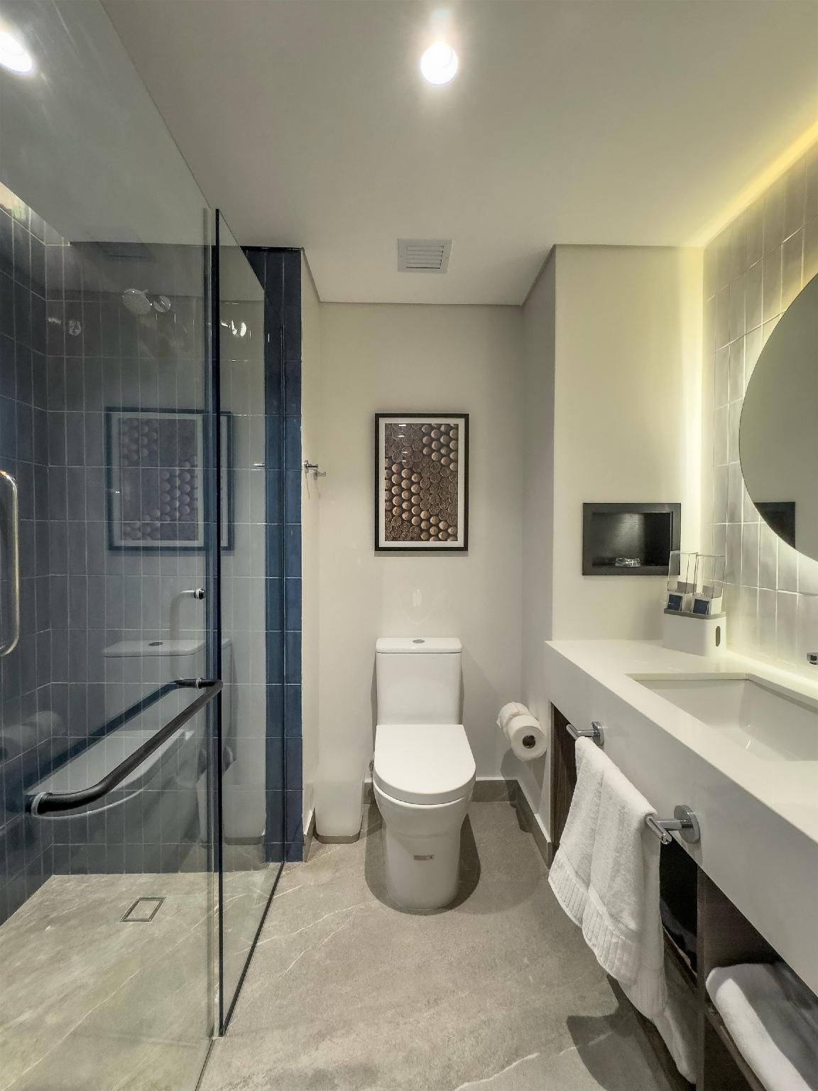 Hampton by Hilton Santiago de los Caballeros KING ROOM W/ MINI FRIDGE 2