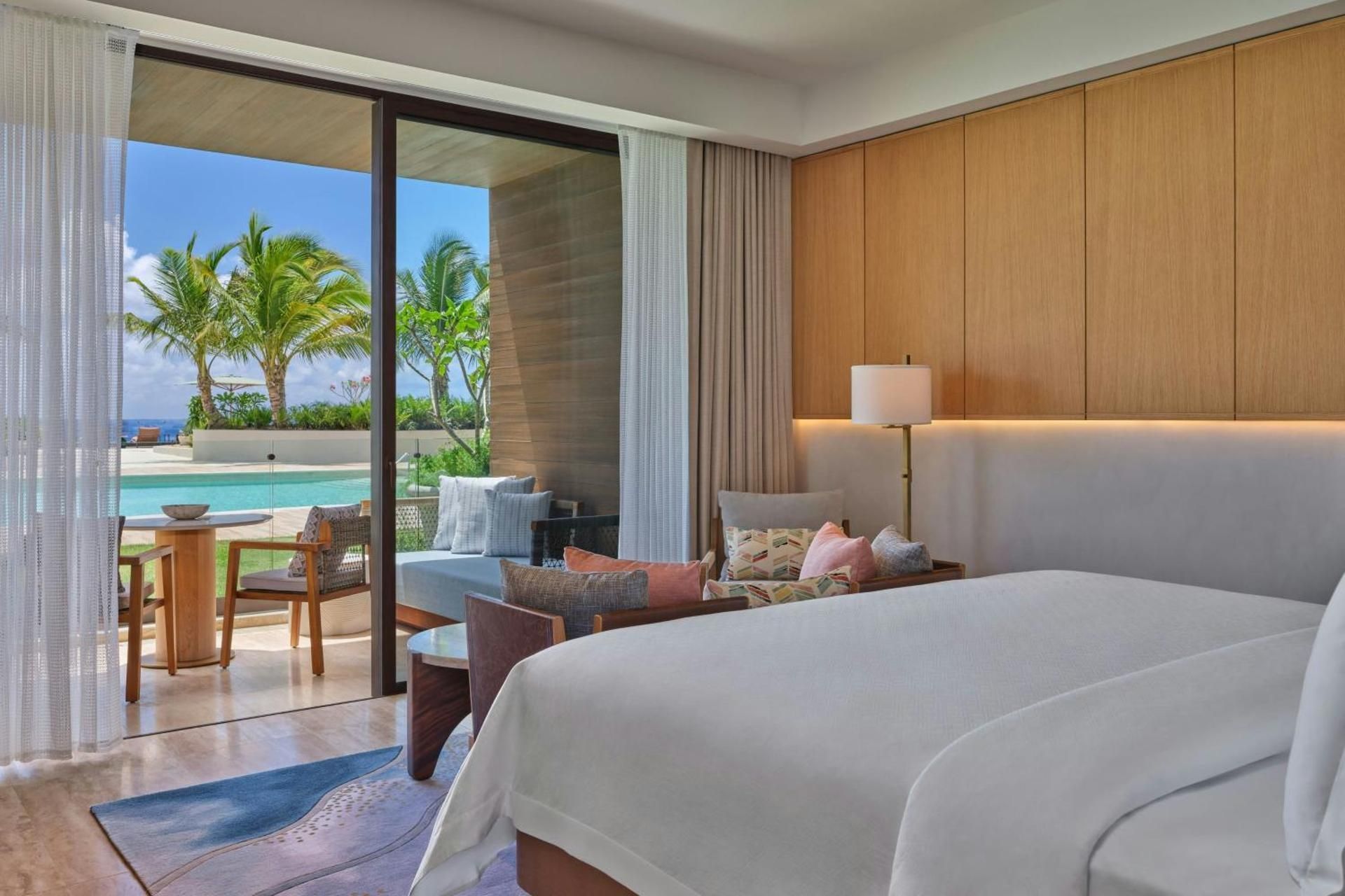 Deluxe King Room with Poolside