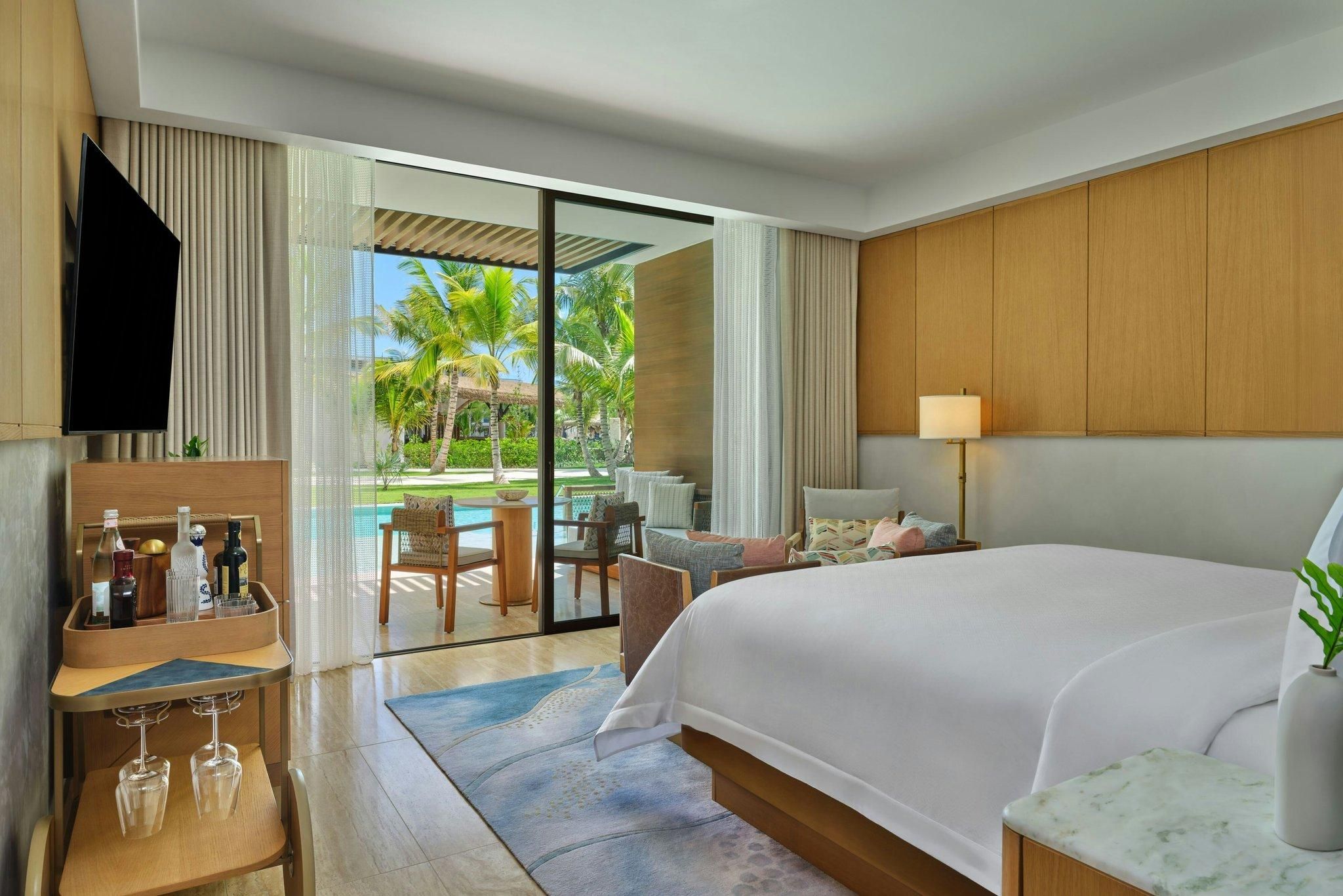 Palm Luxe Swim Out, Guest Room, 1 King, Pool Access