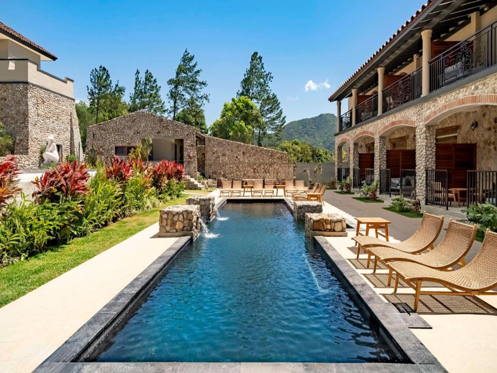 swimming pool [outdoor]