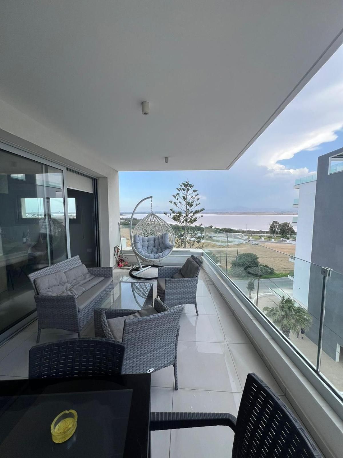 Apartment with Lake View