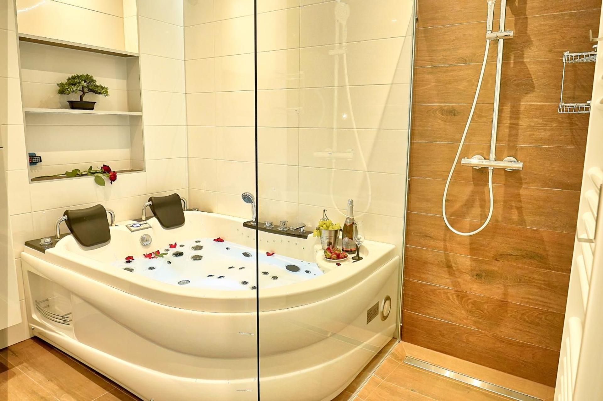 Two-Bedroom Deluxe Apartment with Balcony