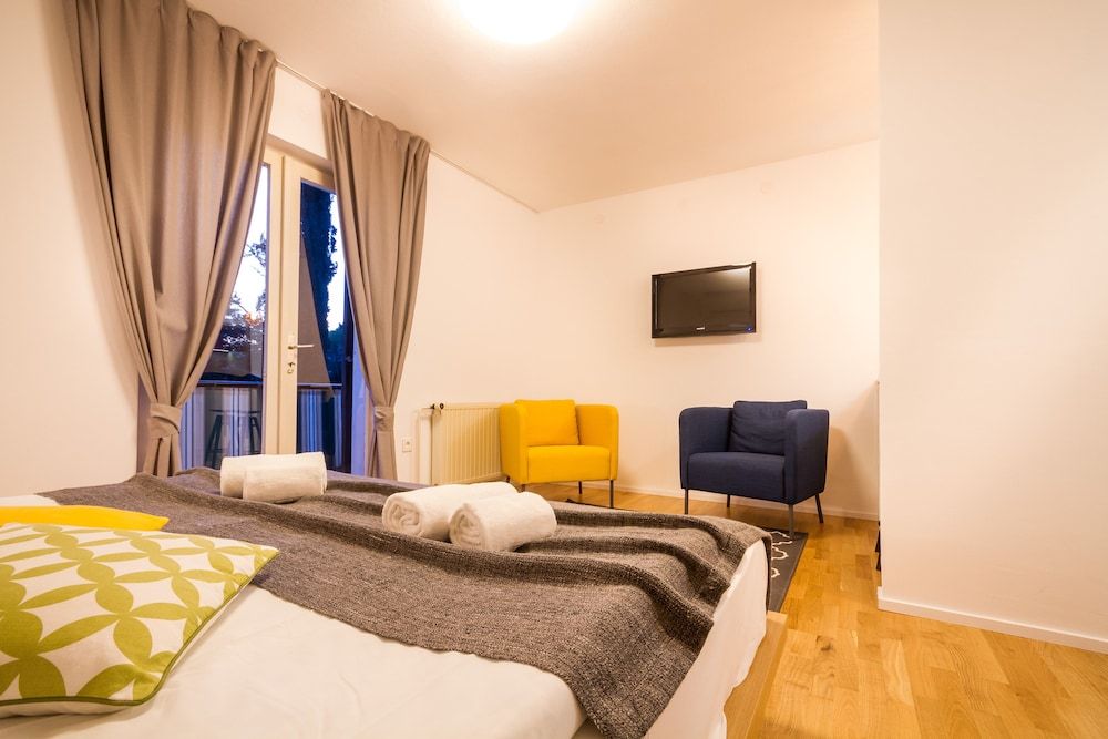 Design Apartment, 1 King Bed, Kitchenette, Garden View