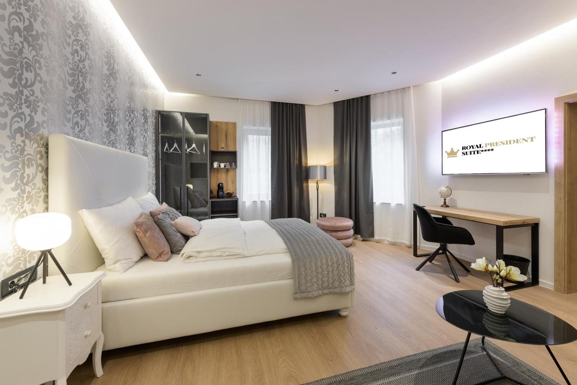 Deluxe Queen Suite