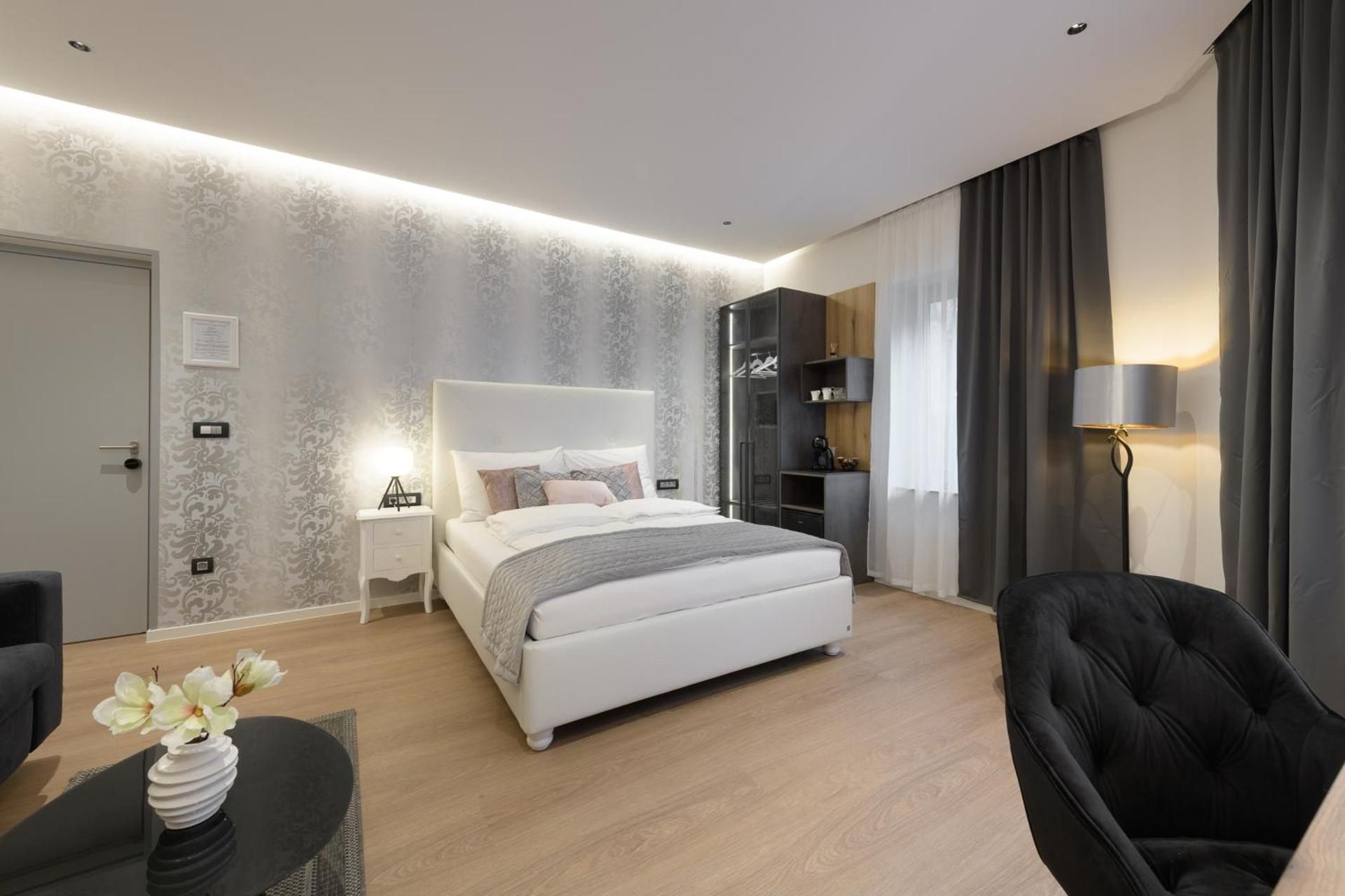 Deluxe Queen Suite