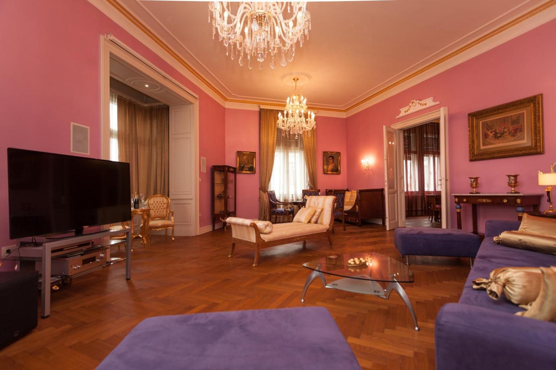 Three-Bedroom Apartment with Main Square View