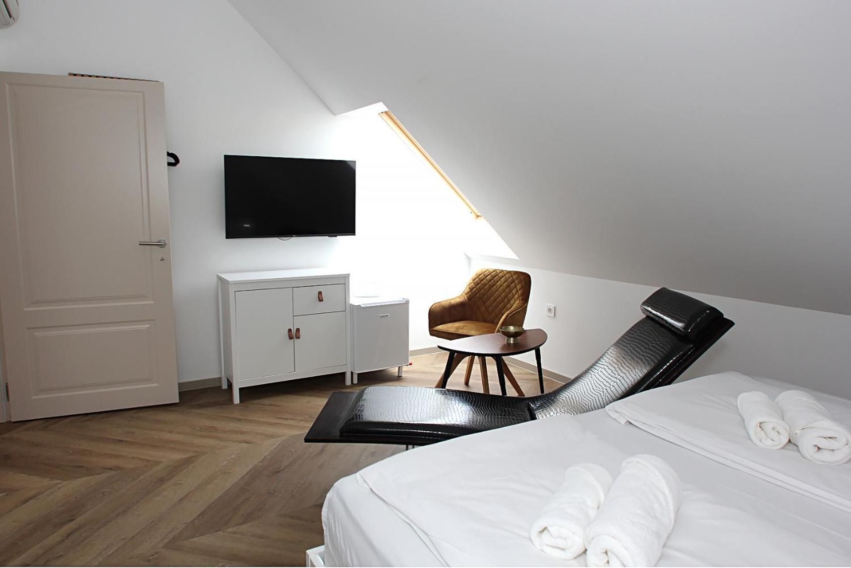 shared lounge/tv area