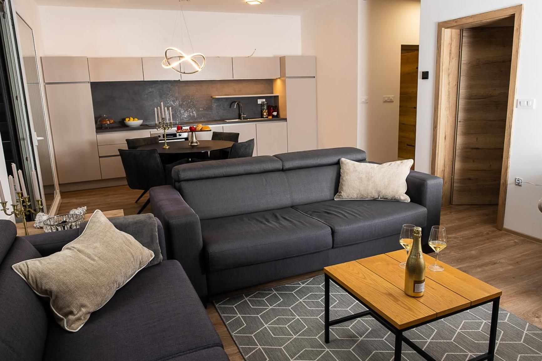 Deluxe One-Bedroom Apartment with Hot Tub and Patio