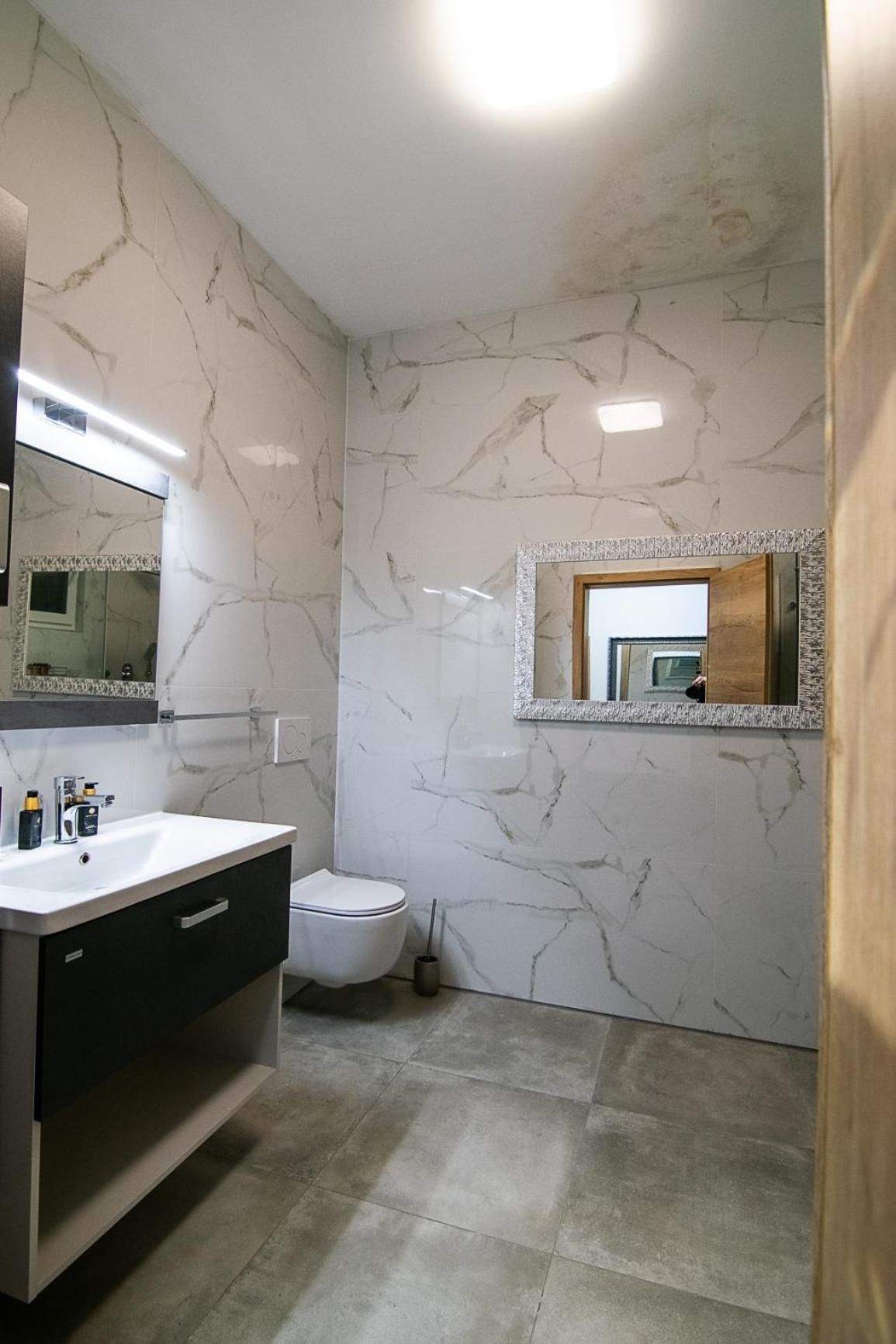Two-Bedroom Apartment with Hot Tub and Patio