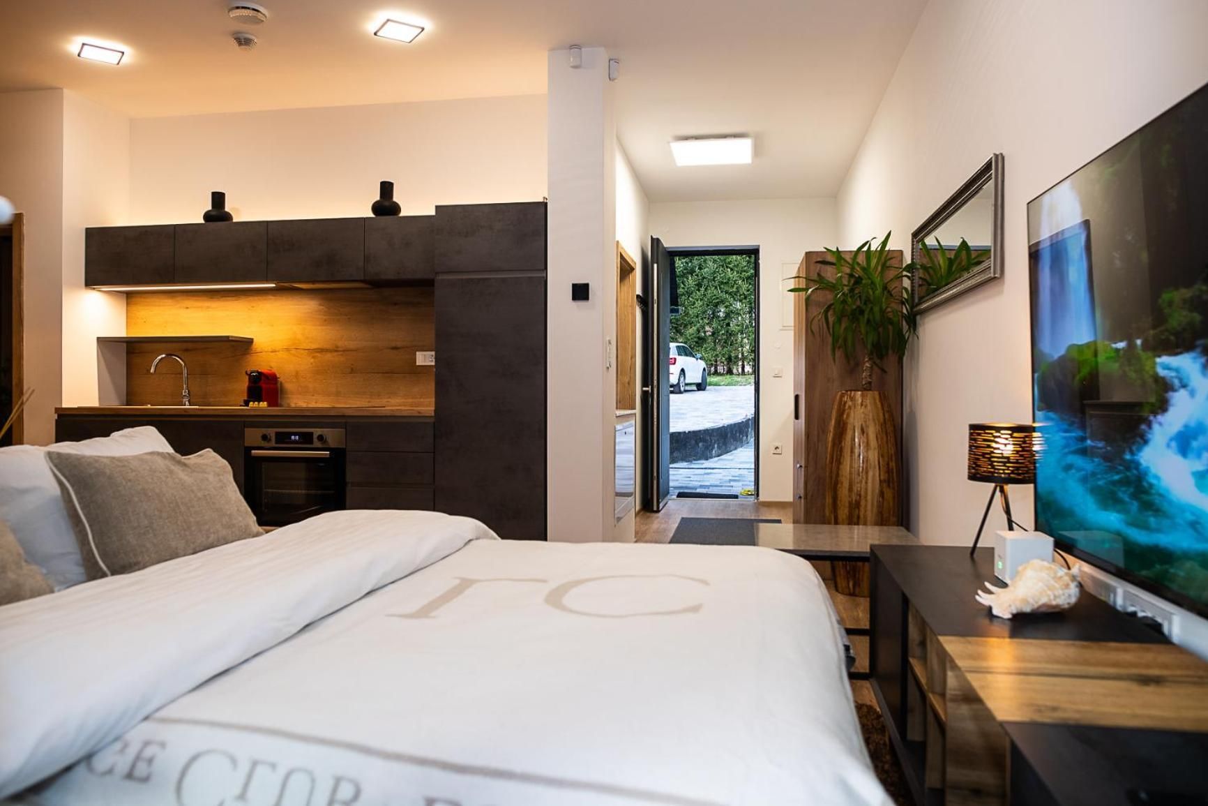 Two-Bedroom Apartment with Hot Tub and Patio