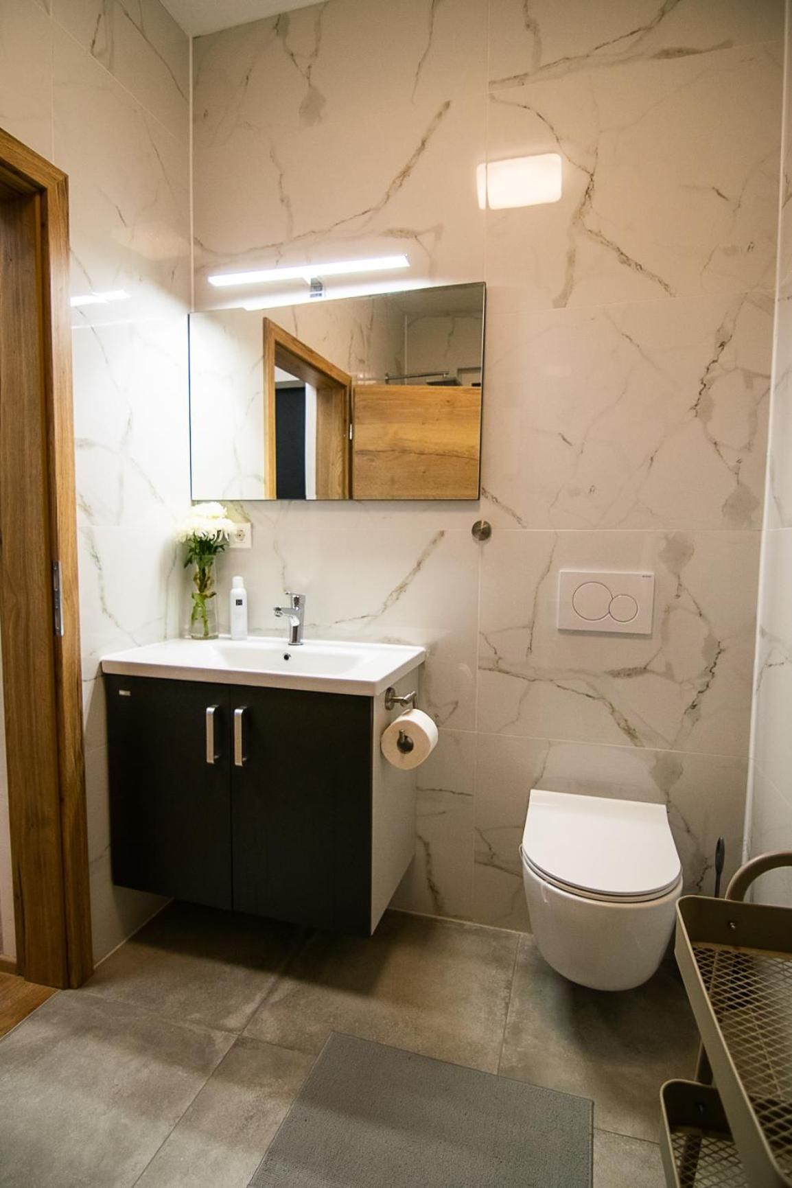 Deluxe One-Bedroom Apartment with Hot Tub and Patio