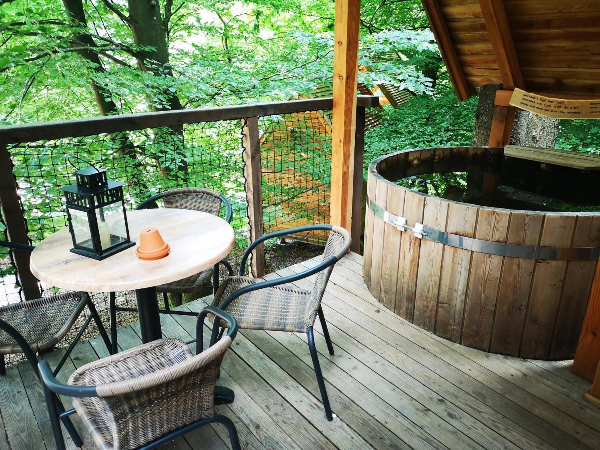 Ribno Alpine Glamping Tree House with Wooden Tub
