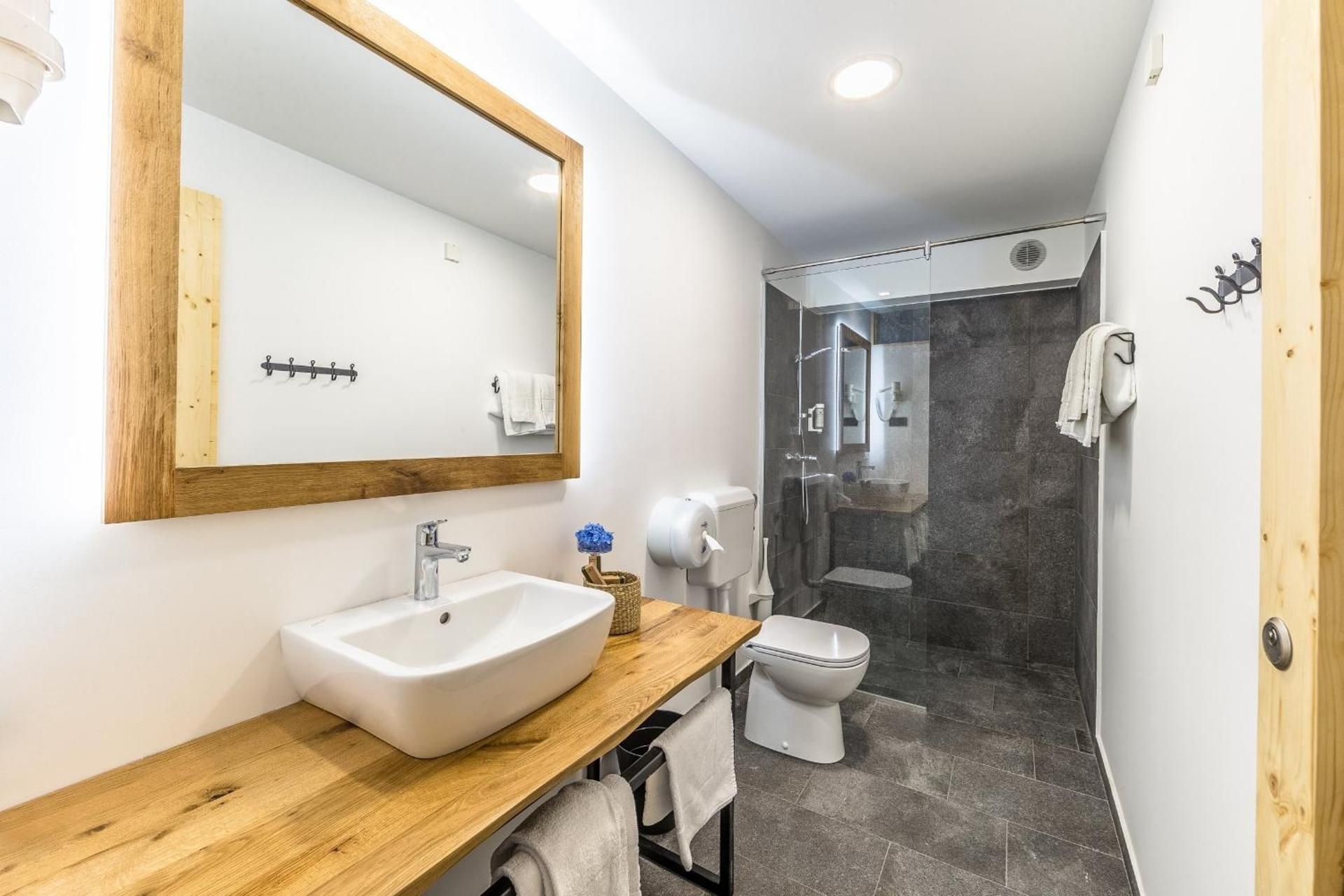 Ribno Alpine Glamping Tree House with Wooden Tub 2