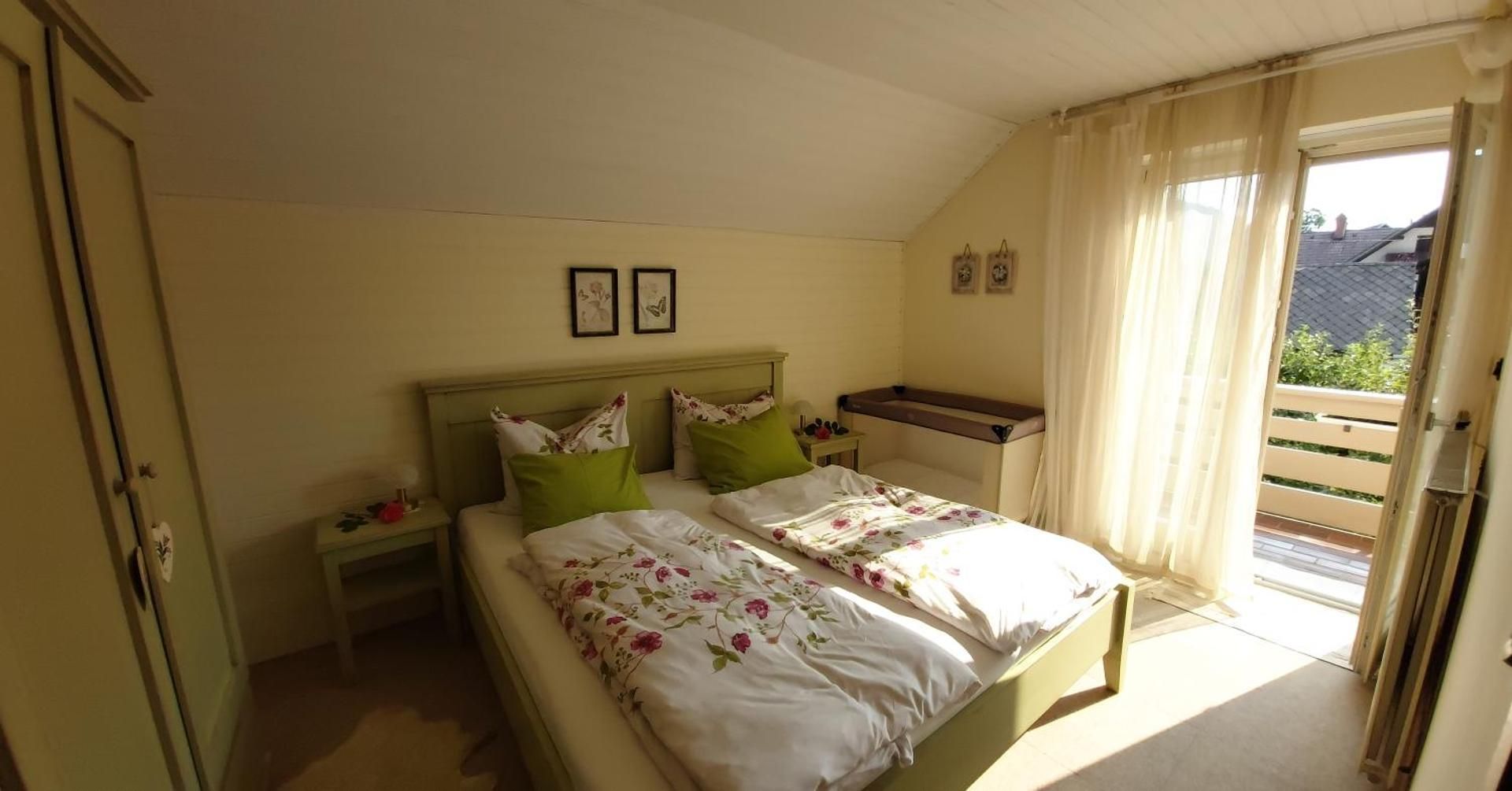 Three-Bedroom Apartment with Balcony and Mountain View  