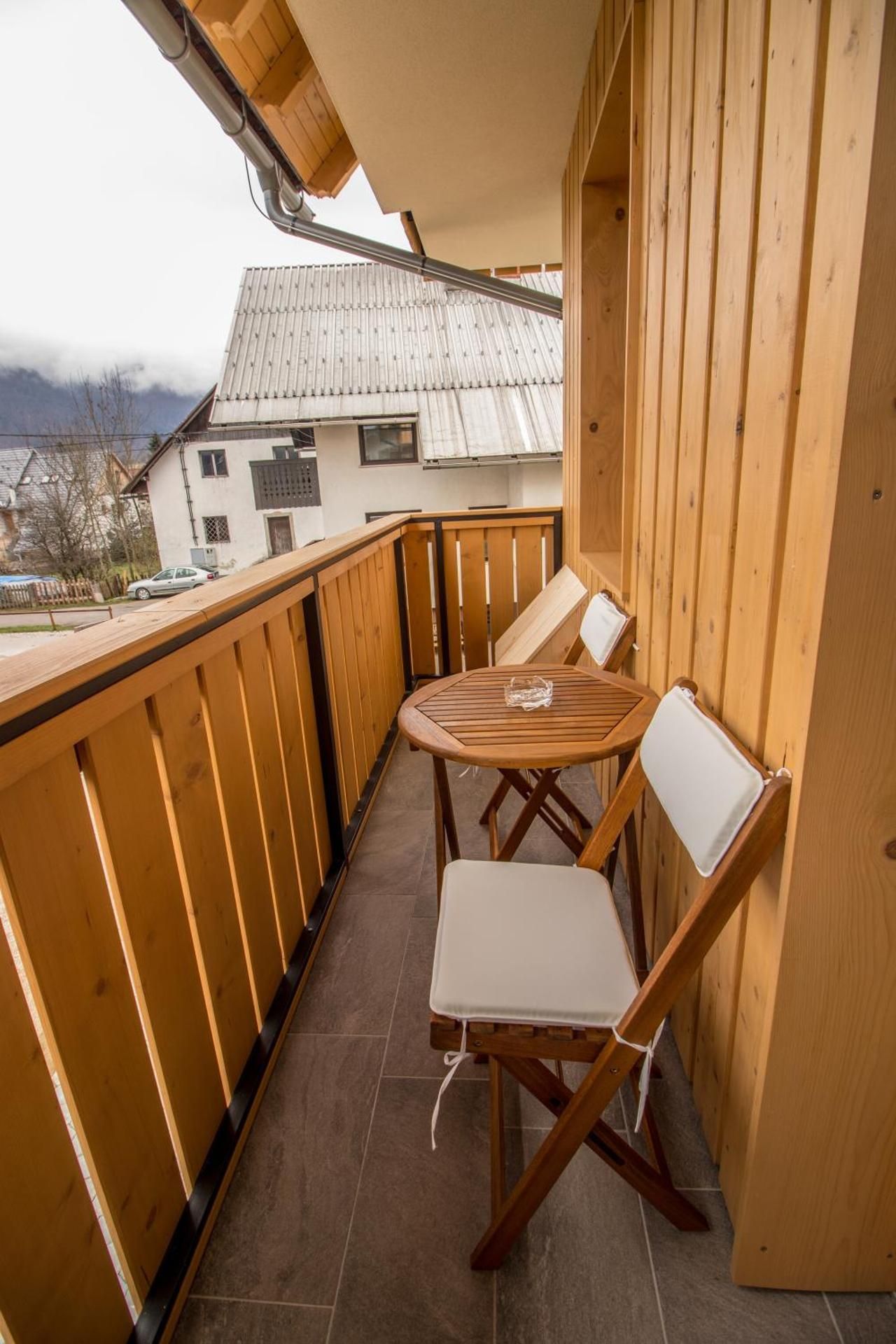 Apartment with Mountain View