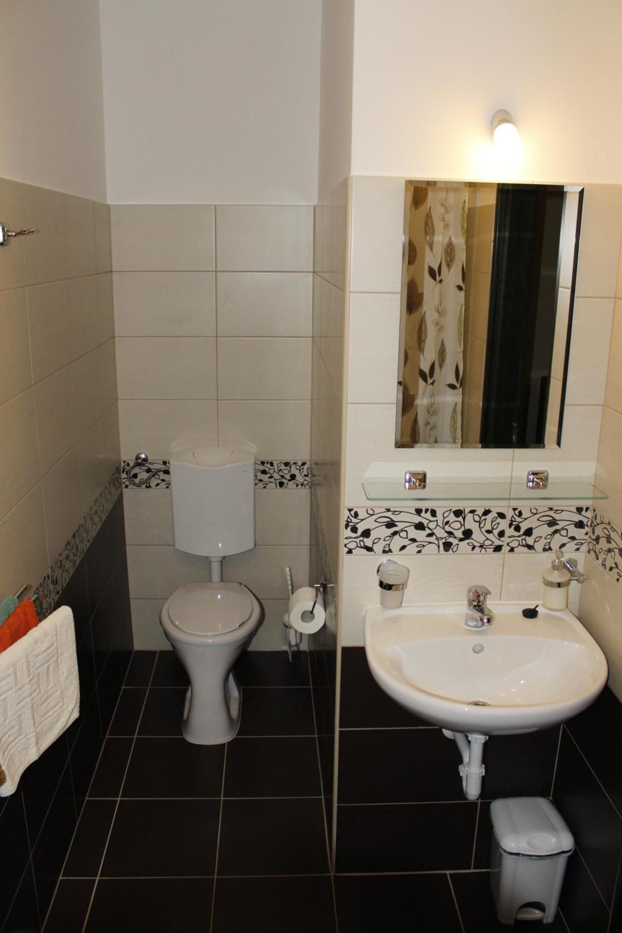 Hunor Lovastanya Twin Room with Private Bathroom