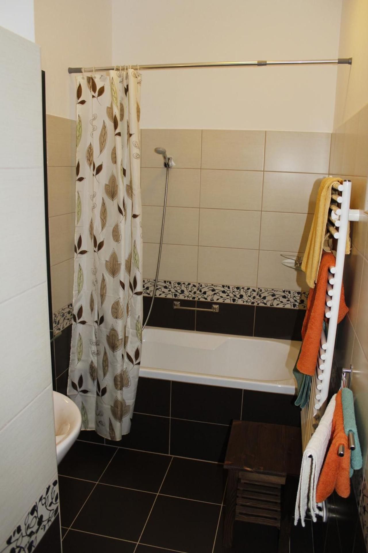 Hunor Lovastanya Twin Room with Private Bathroom 2