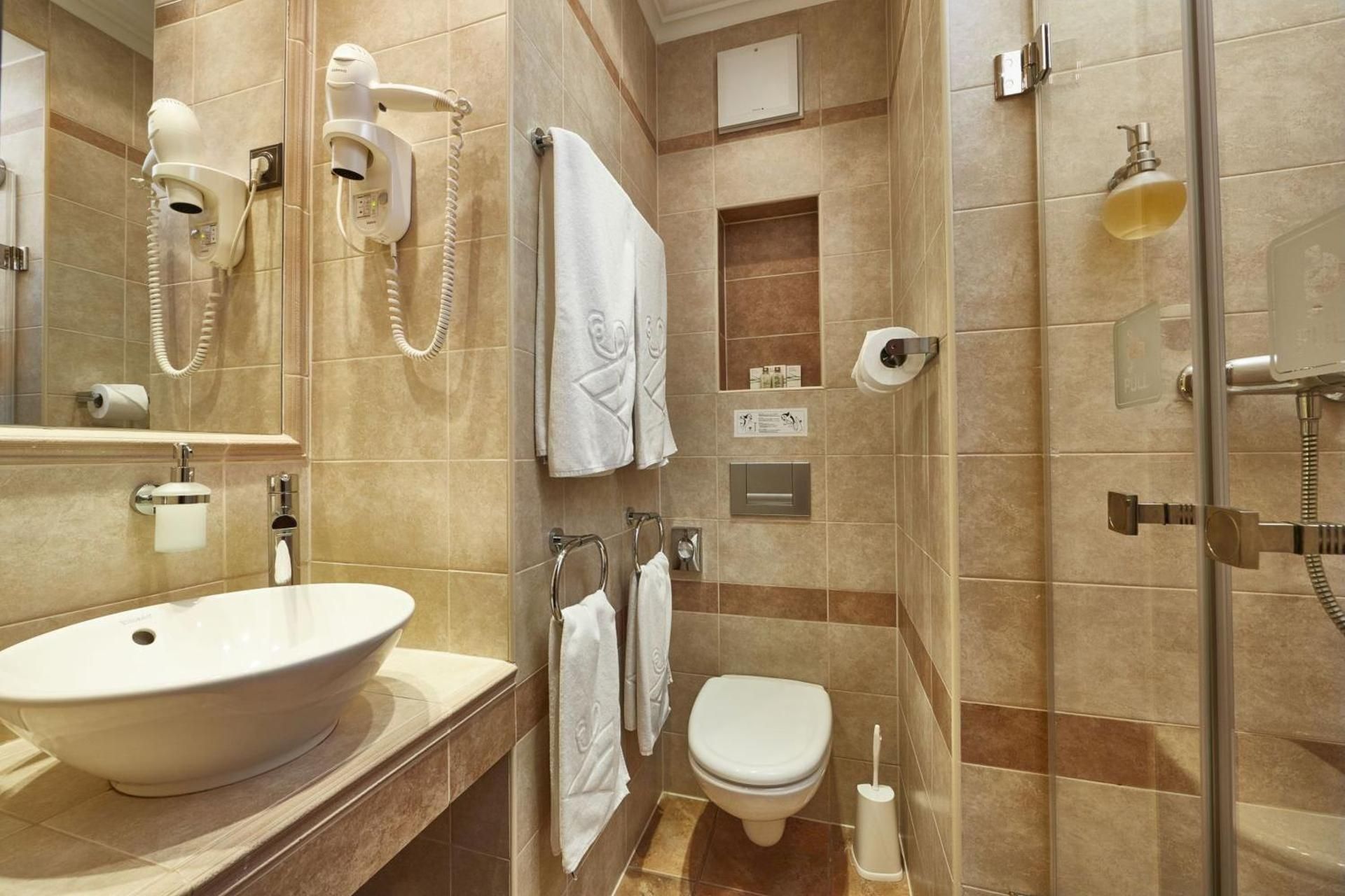 Budget Hotel Victoria Double Room with Street or Courtyard View 3