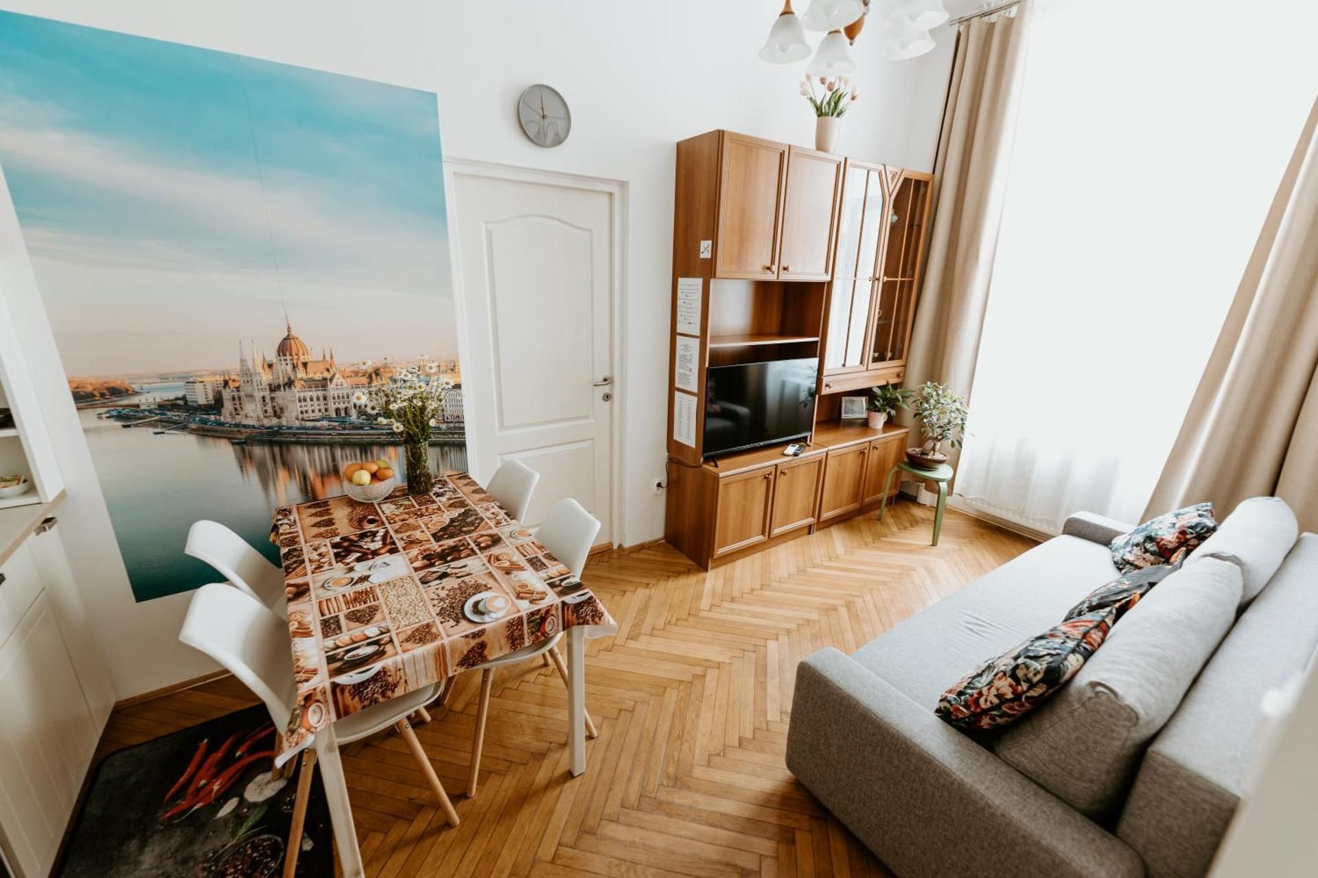 DELUXE APARTMENT