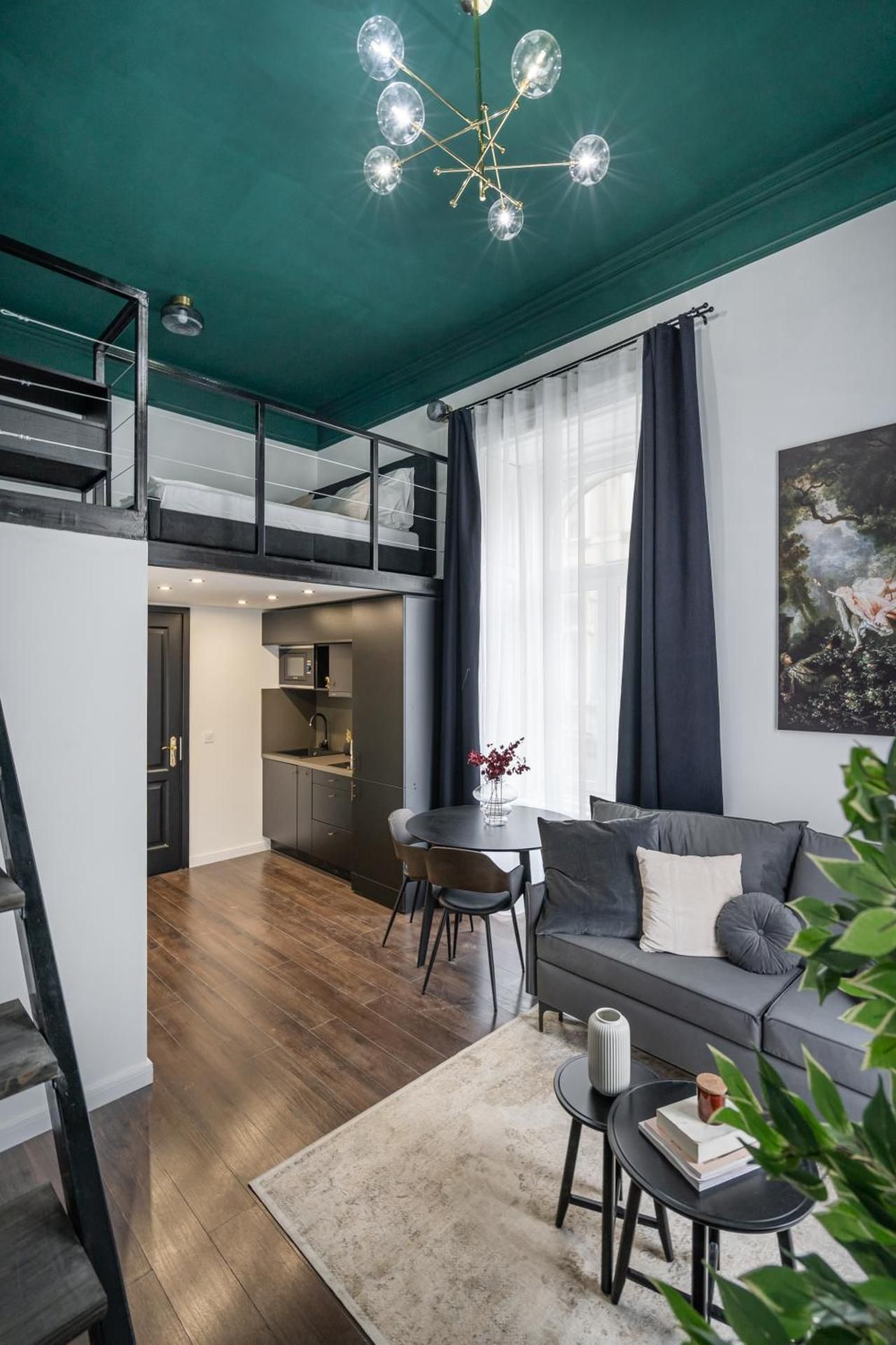 DELUXE APARTMENT