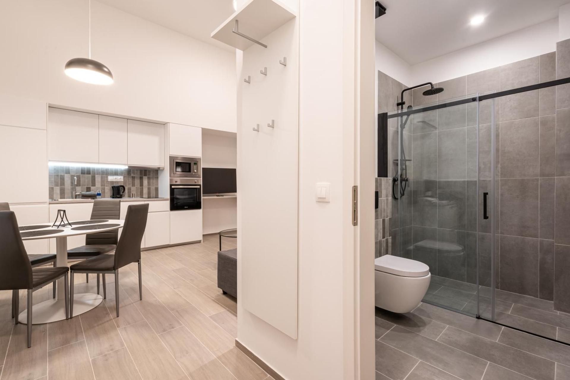 DELUXE APARTMENT