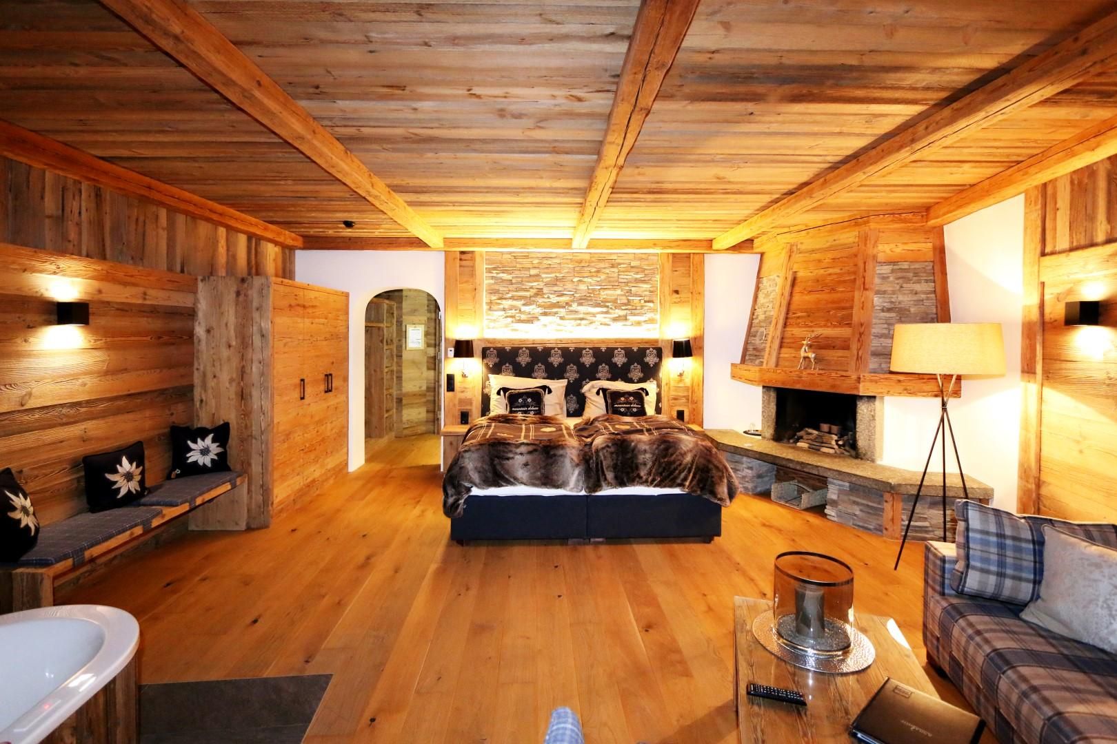 Deluxe Suite King with Breakfast Included