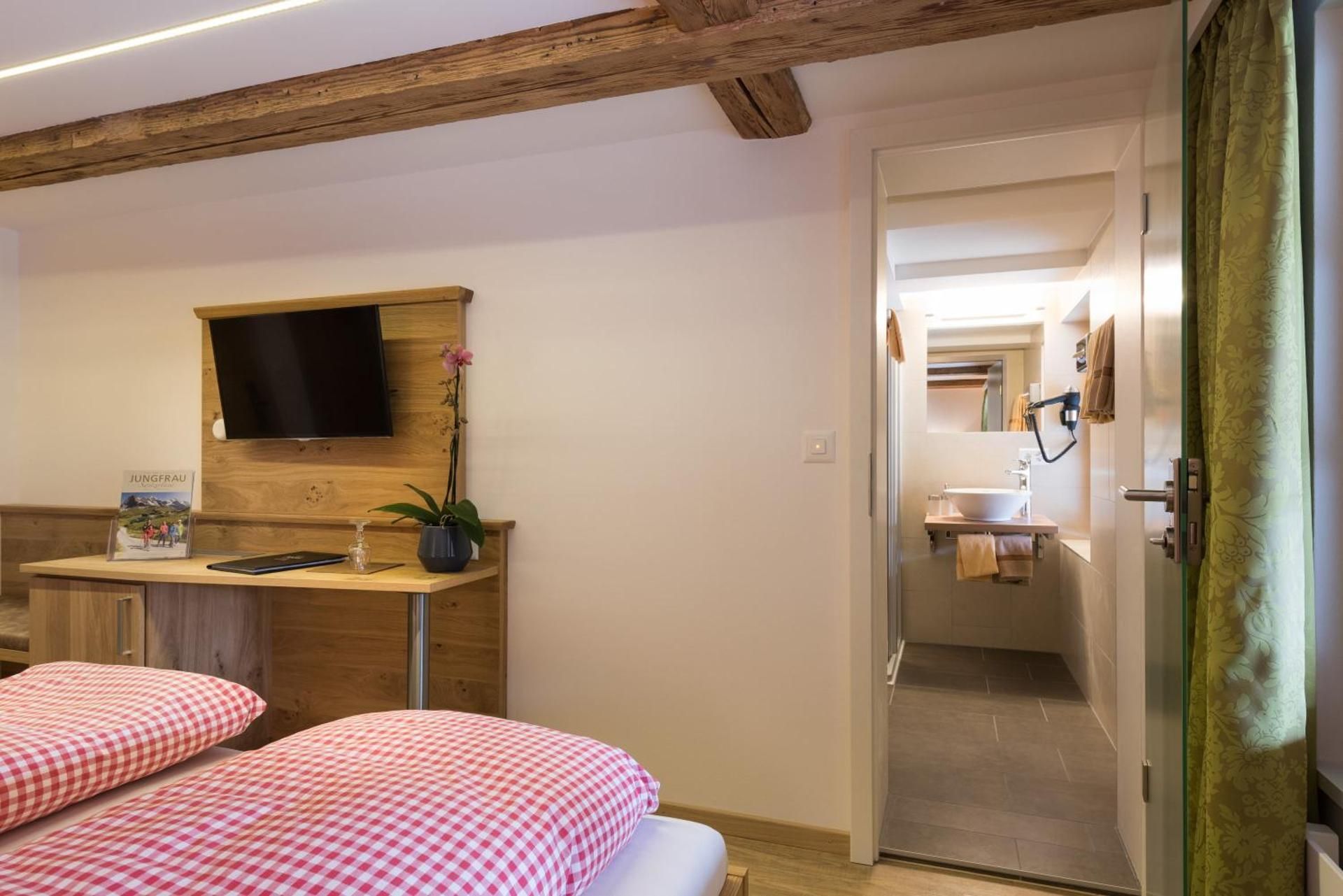 Hirschen Standard Queen Room 2