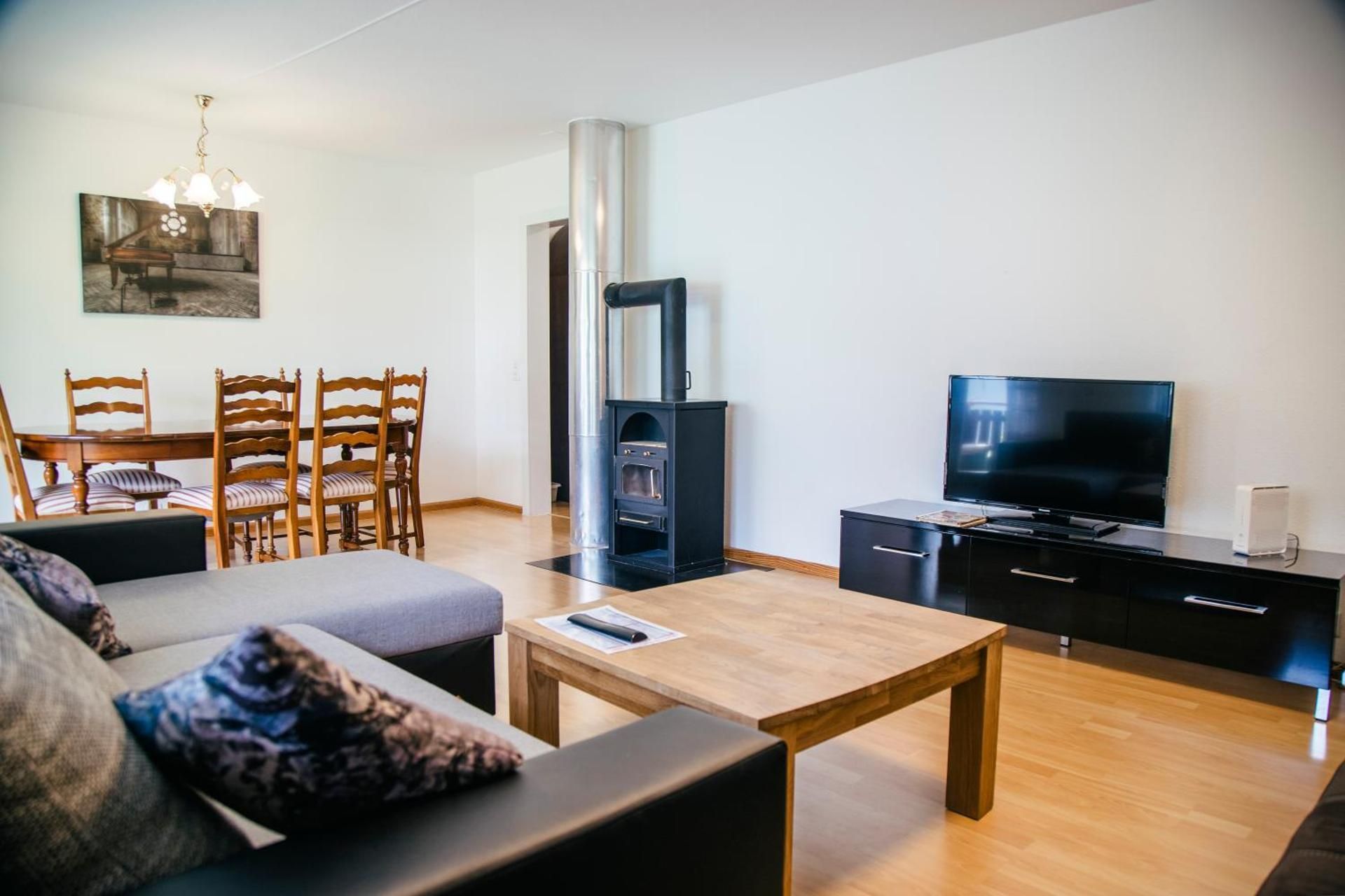 Between Lakes Apartments - 58 Three-Bedroom Apartment with Balcony 3