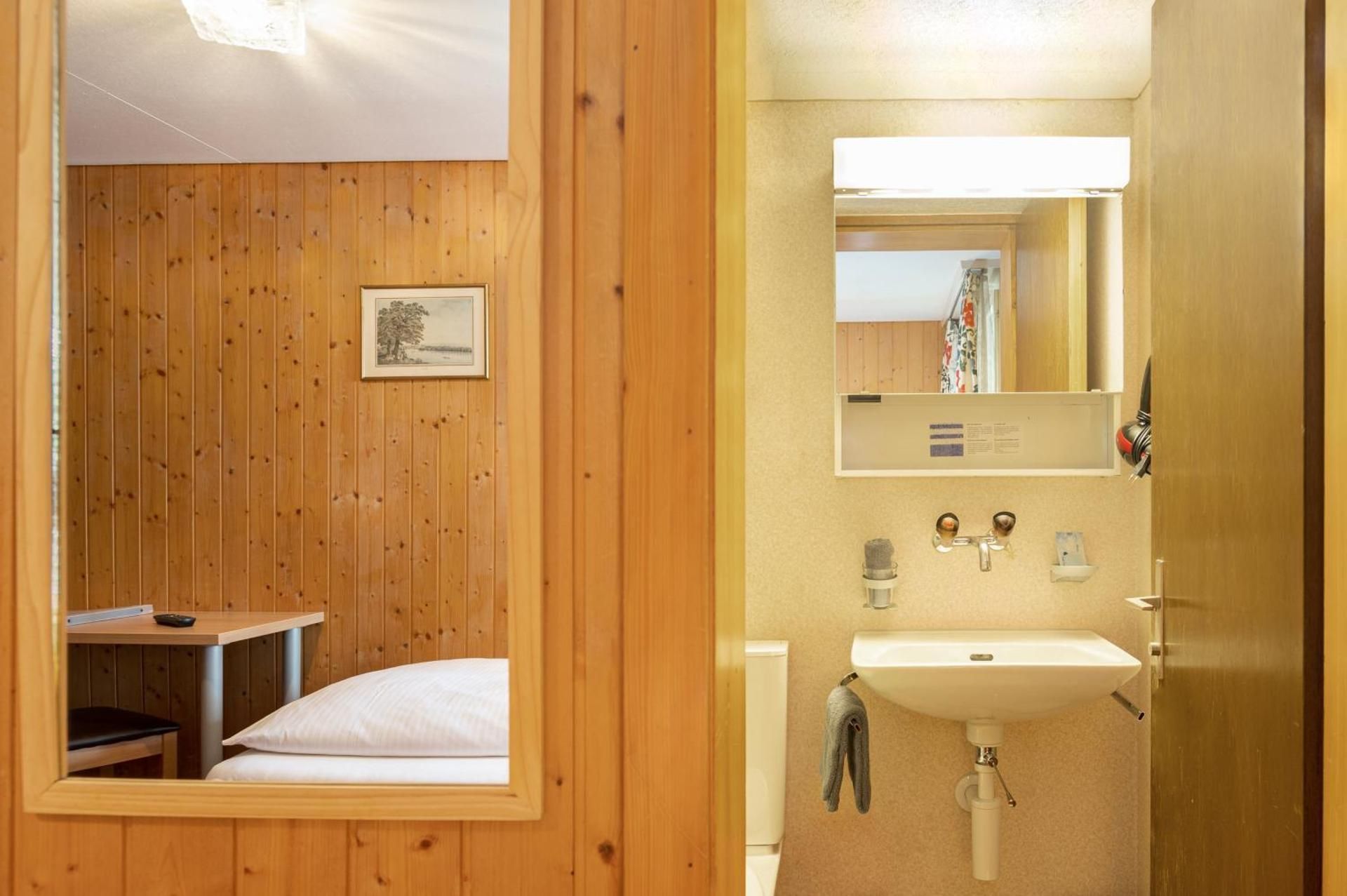 Jungfrau Lodge, Swiss Mountain Hotel Single Room with Private Bathroom (no view) 3