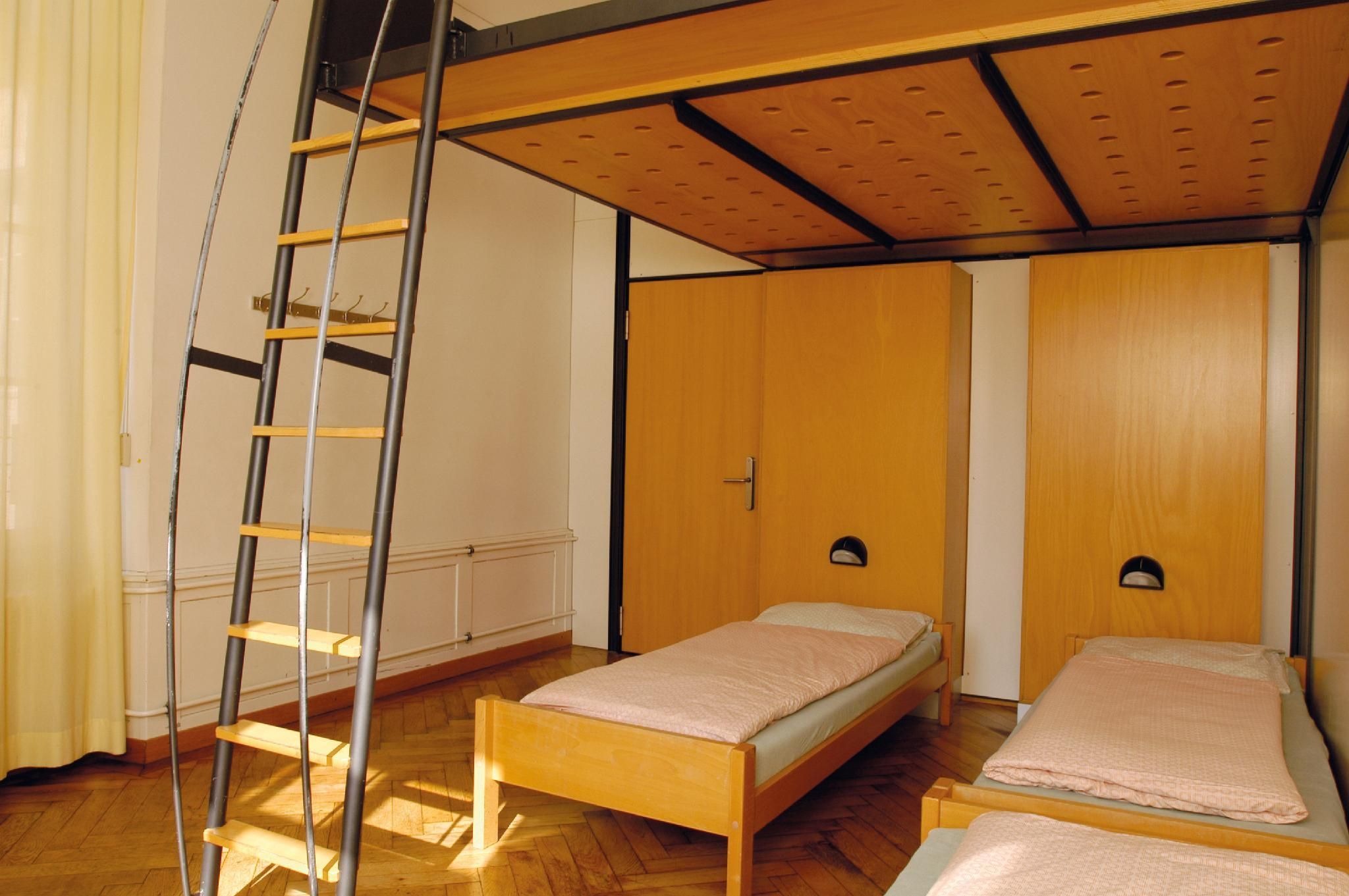 Private Room for 6 People with Shared Bathroom