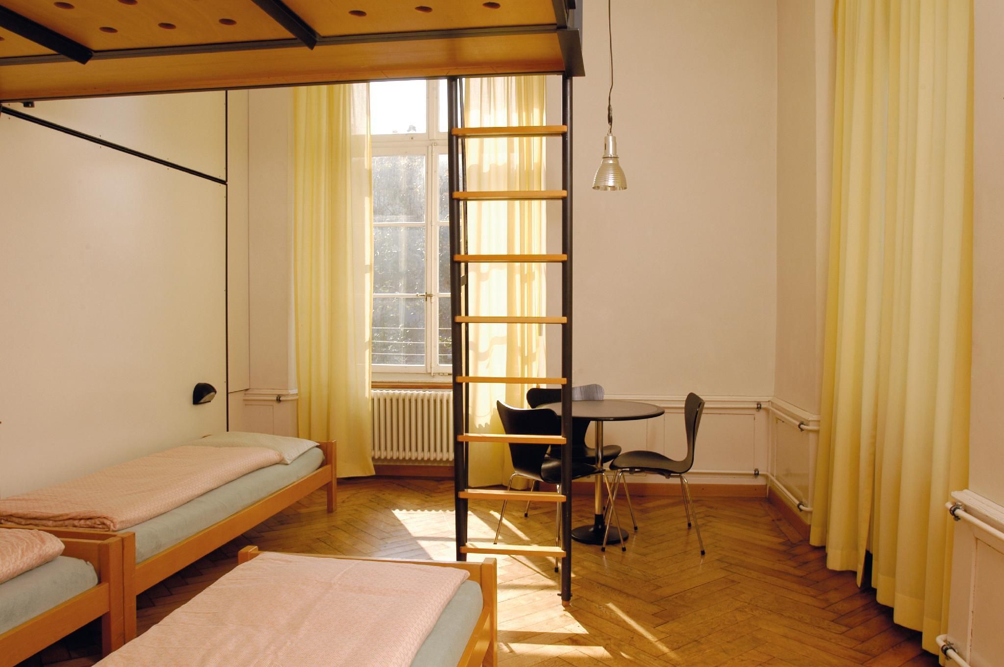 Private Room for 6 People with Shared Bathroom