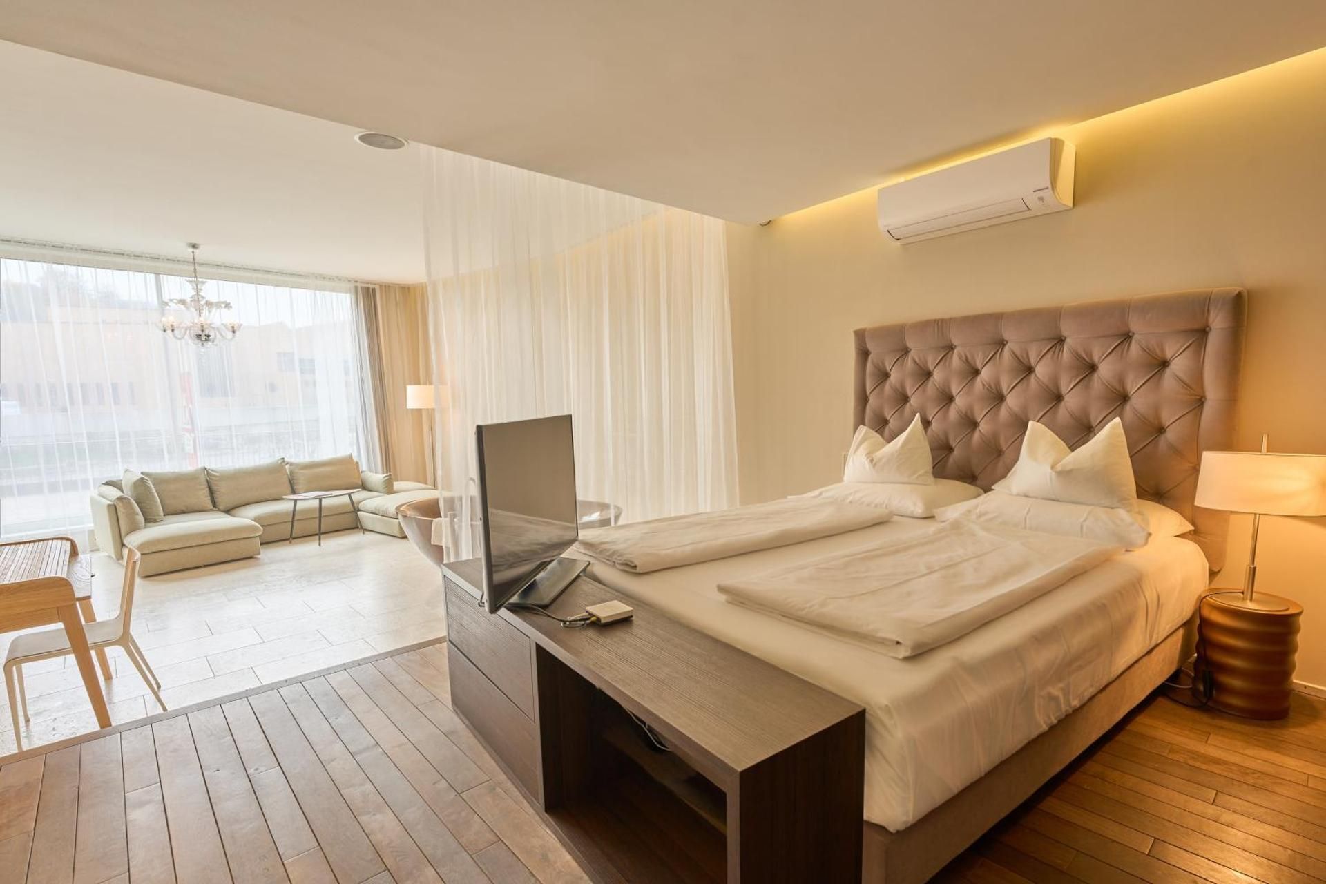 Suite Deluxe with freestanding Bathtub and Riverview 