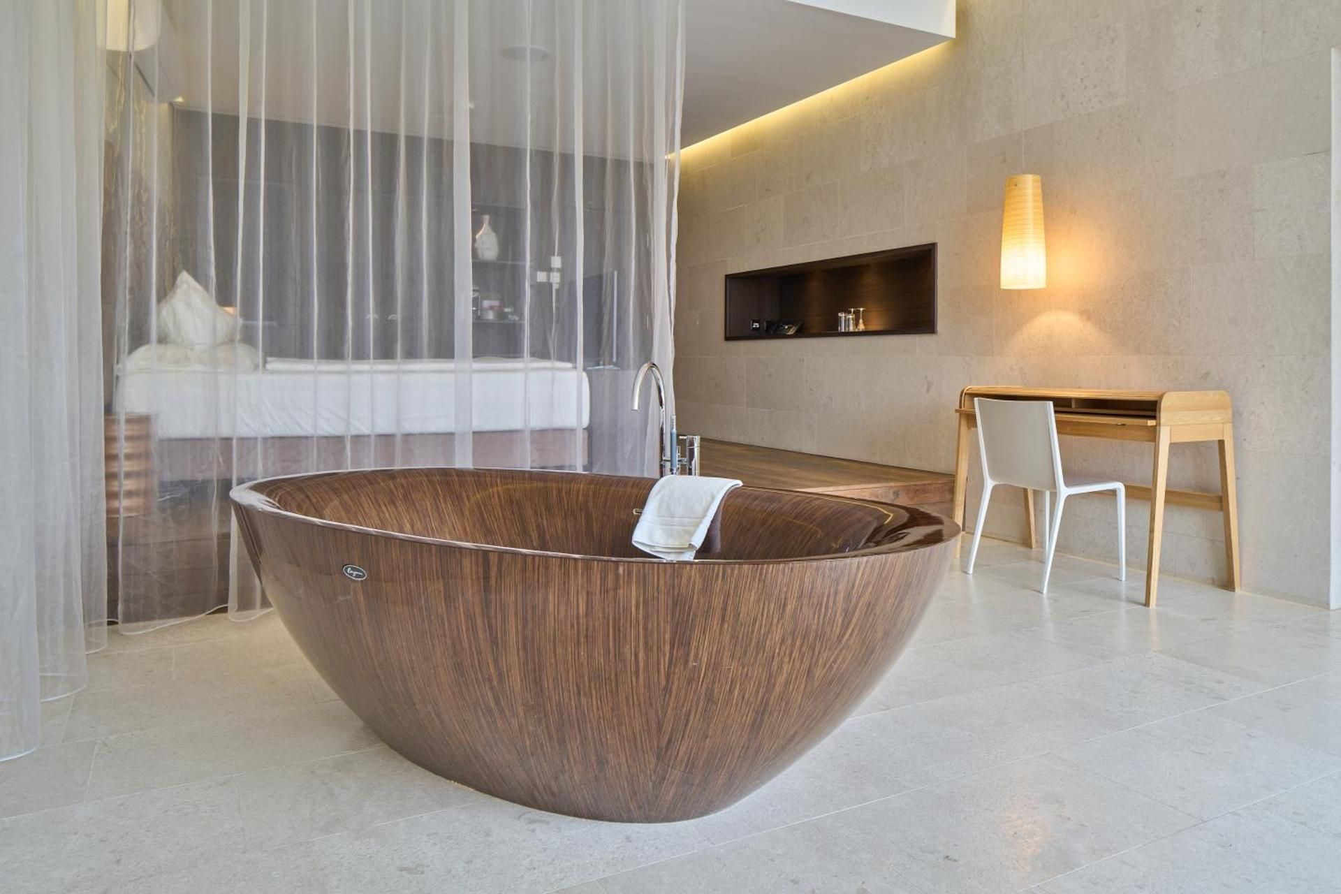 Suite Deluxe with freestanding Bathtub and Riverview 