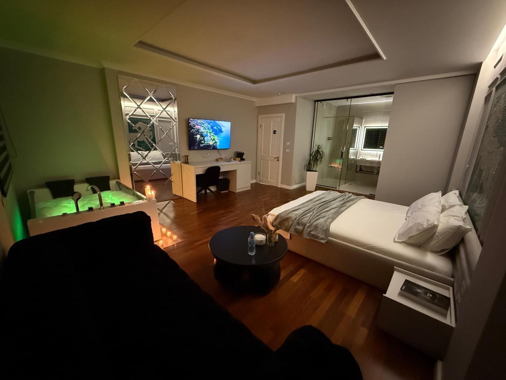 Queen Suite with Spa Bath