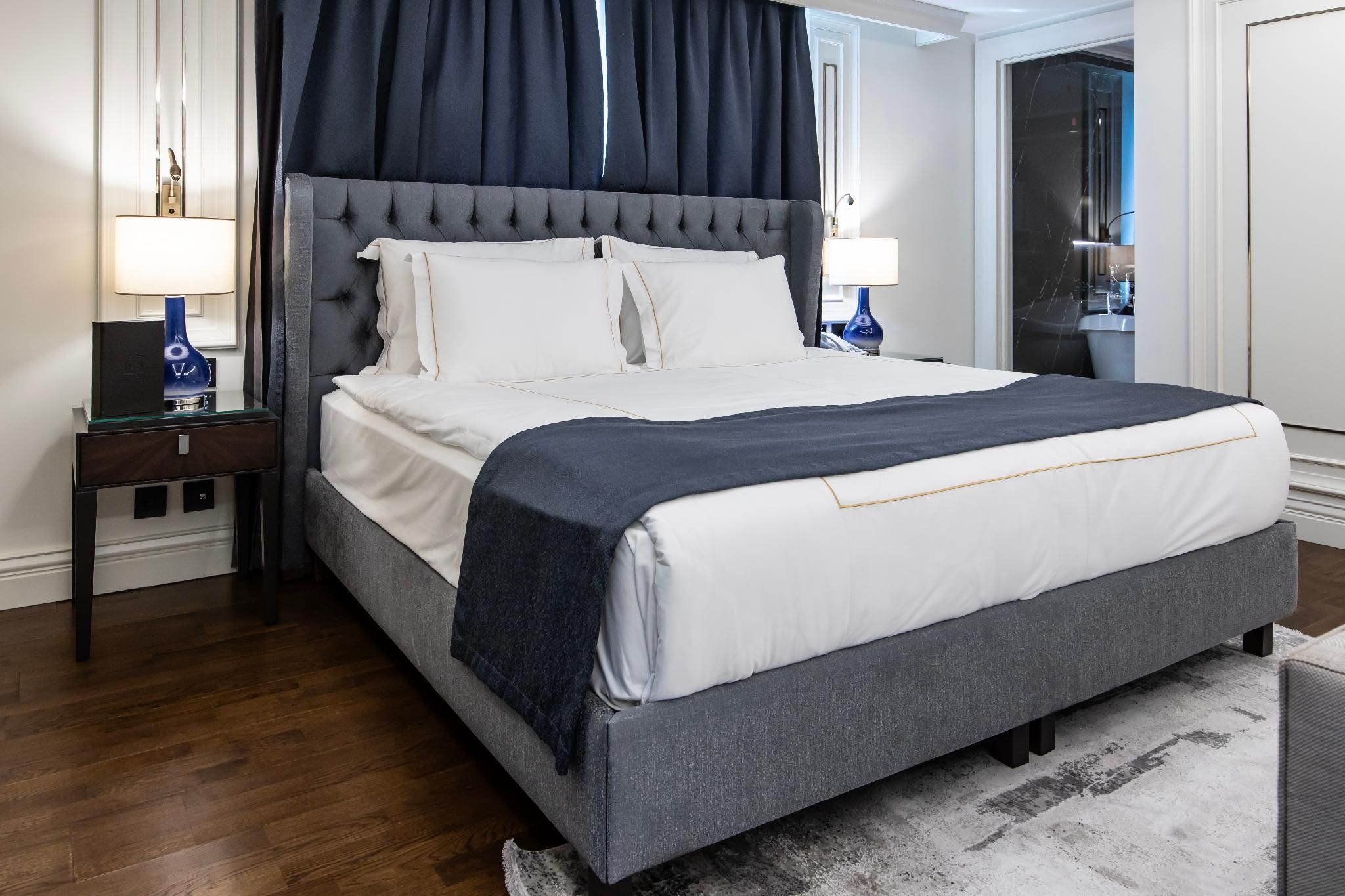 Premier King Suite with City View