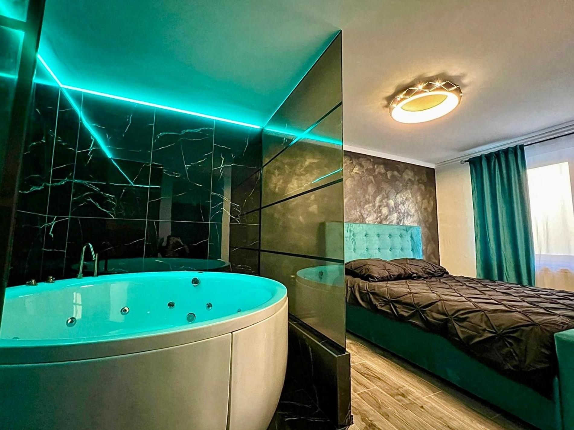 Studio with Spa Bath