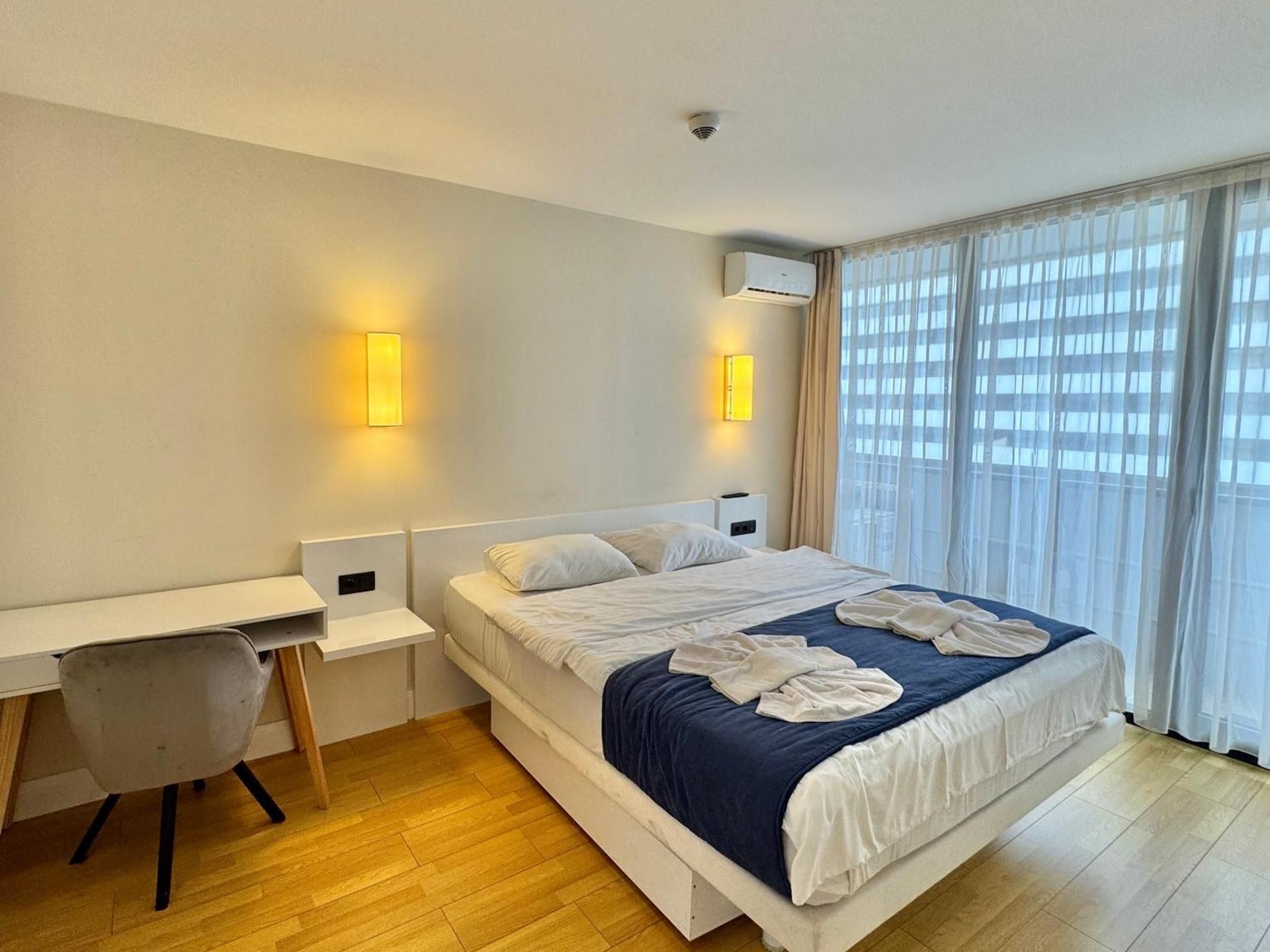 One-Bedroom Apartment with Sea View and Balcony
