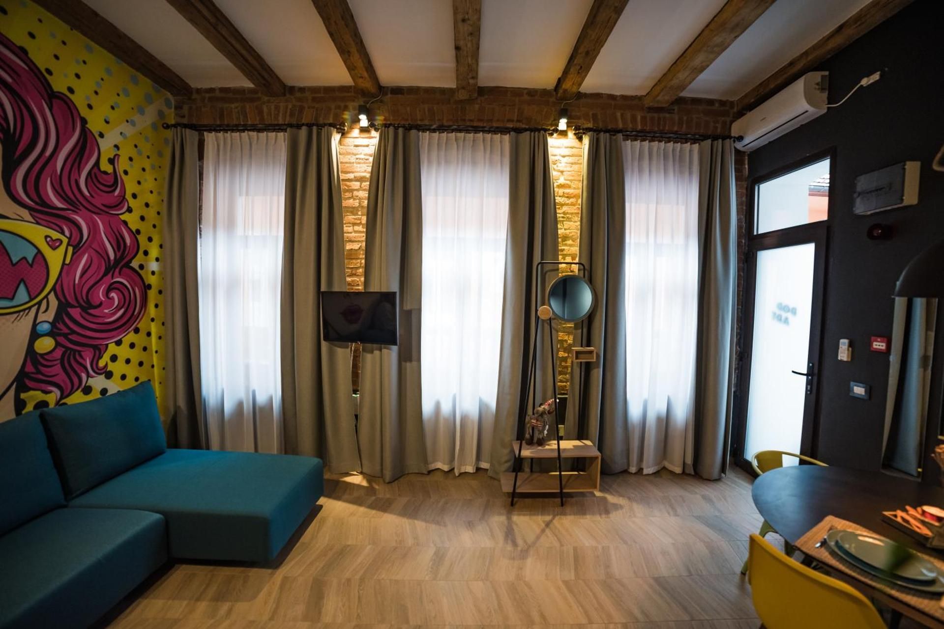 Deluxe Queen Studio 